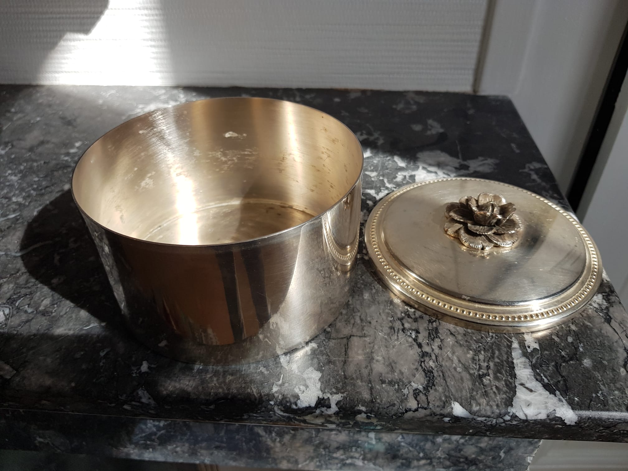 Boîte à bijoux en métal argenté