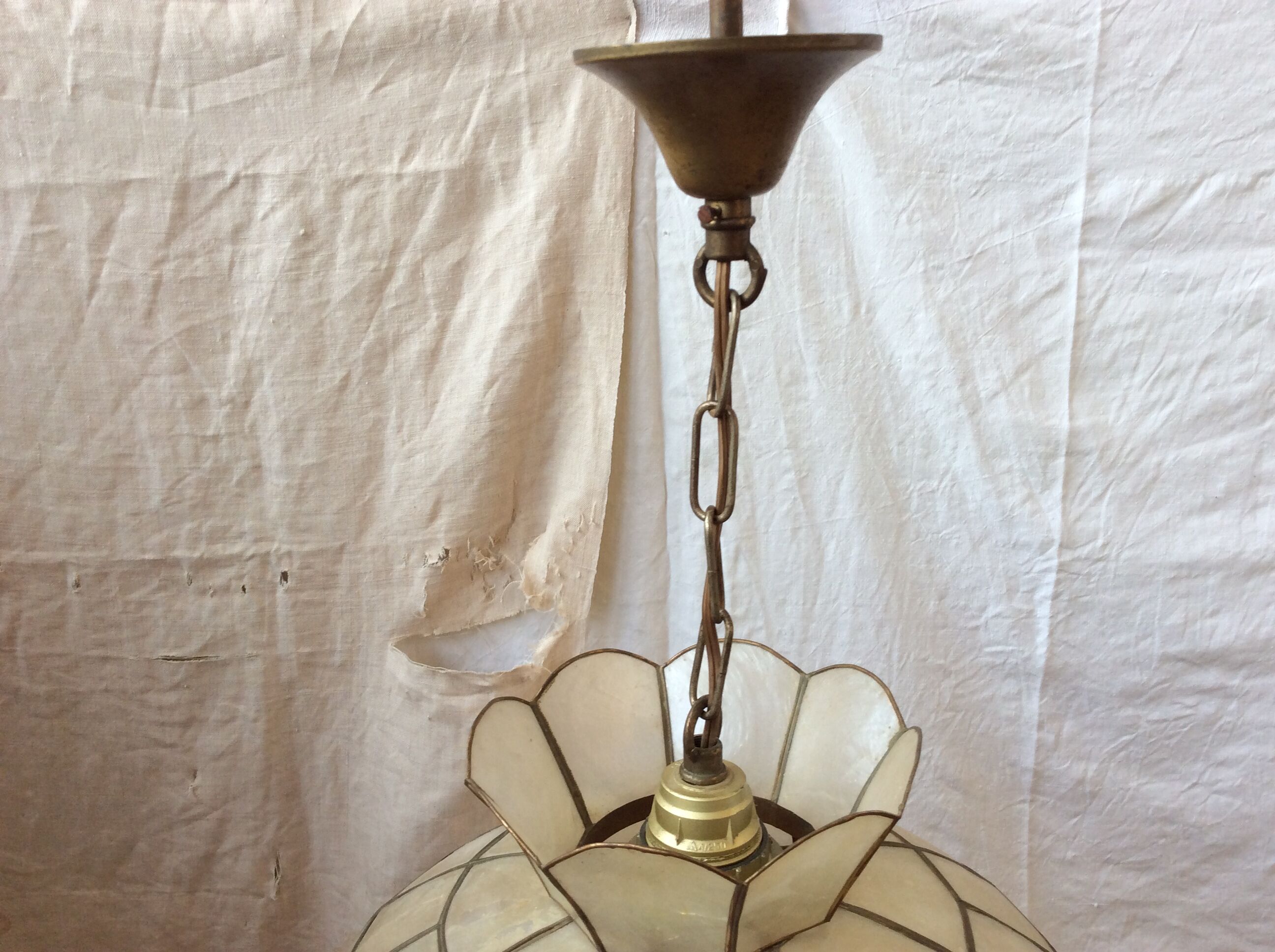 Vintage mother-of-pearl suspension