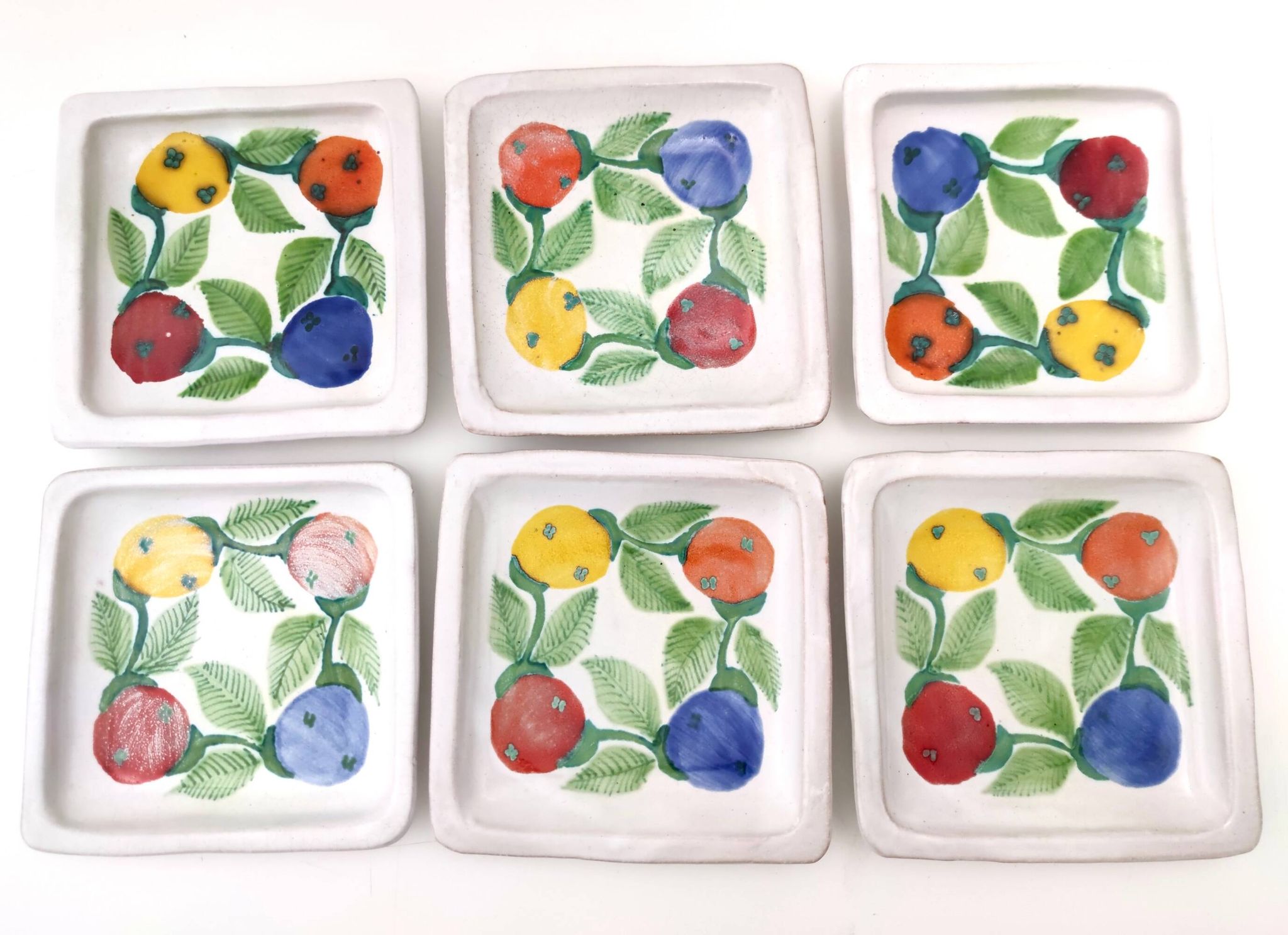 Ensemble de six assiettes carrées vintage en faïence fabriquées à la main par De Simone, Italie