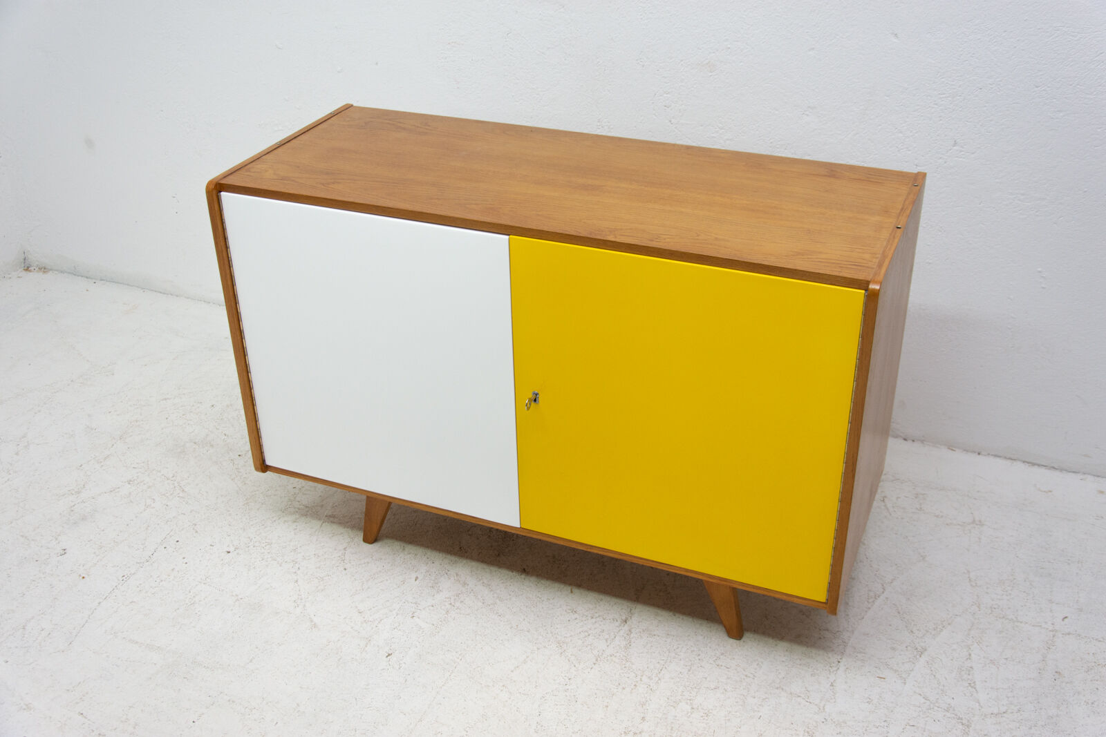 Buffet U-450 par Jiří Jiroutek années 1960 Tchécoslovaquie