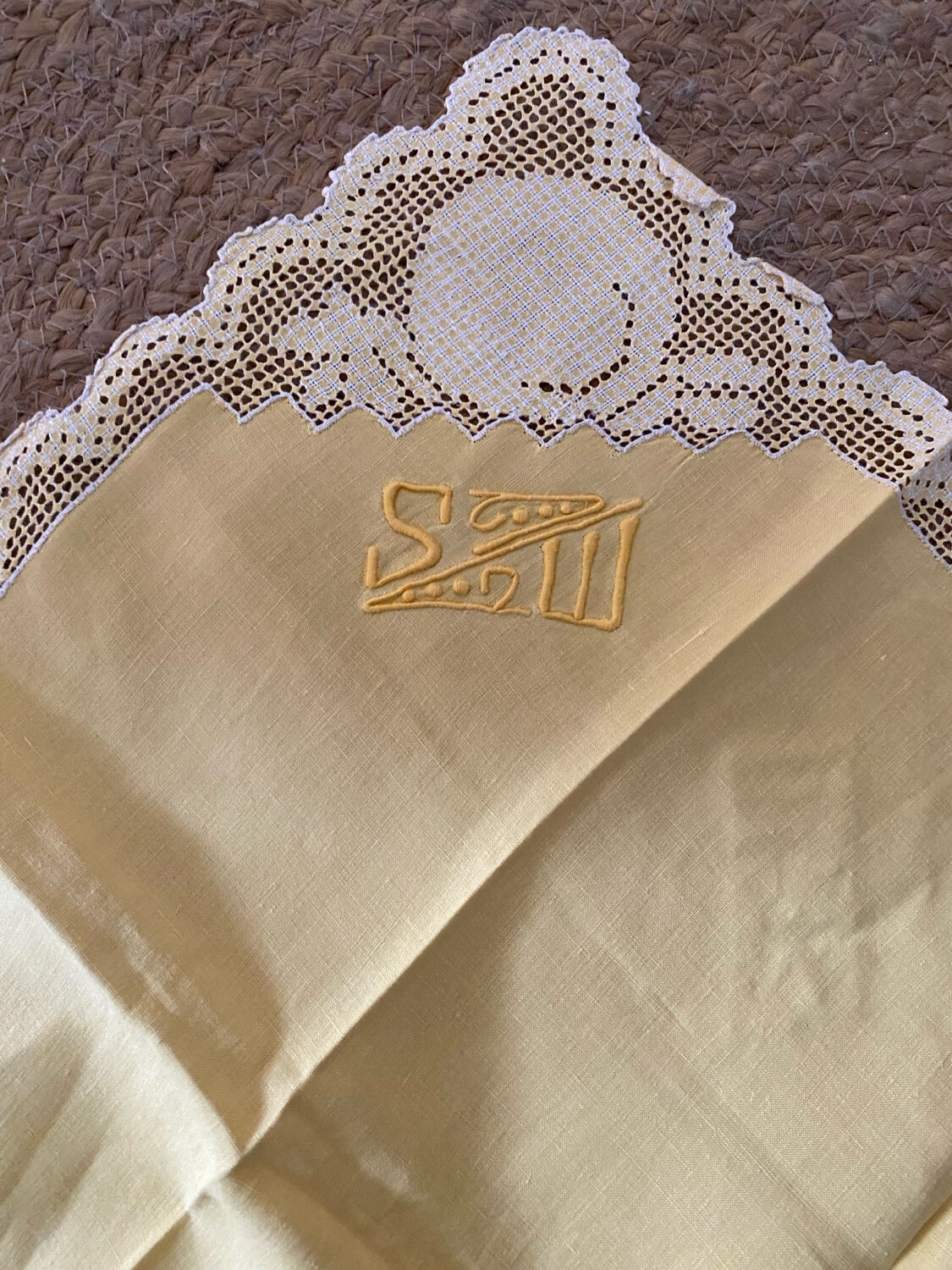 Tablecloth and 12 straw-colored napkins from the 50s.