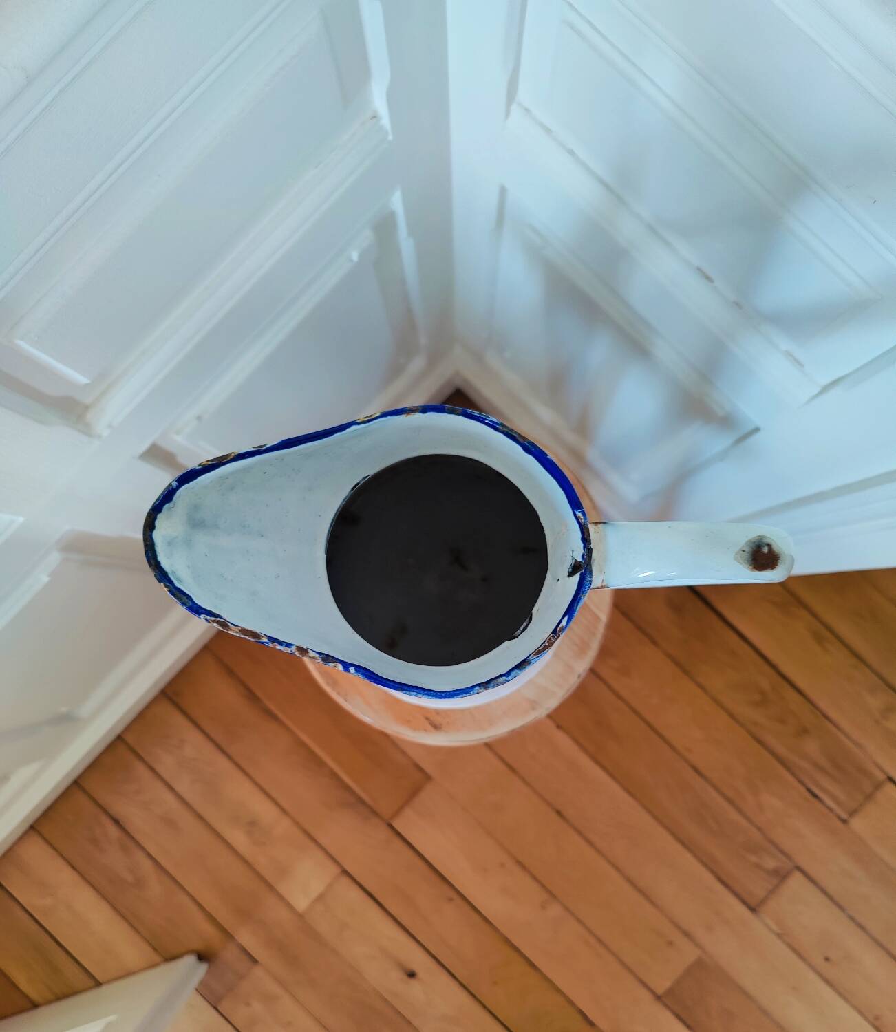 Large enameled water pot