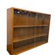 Vitrine en bois vintage avec étagères en verre (2 disponibles)