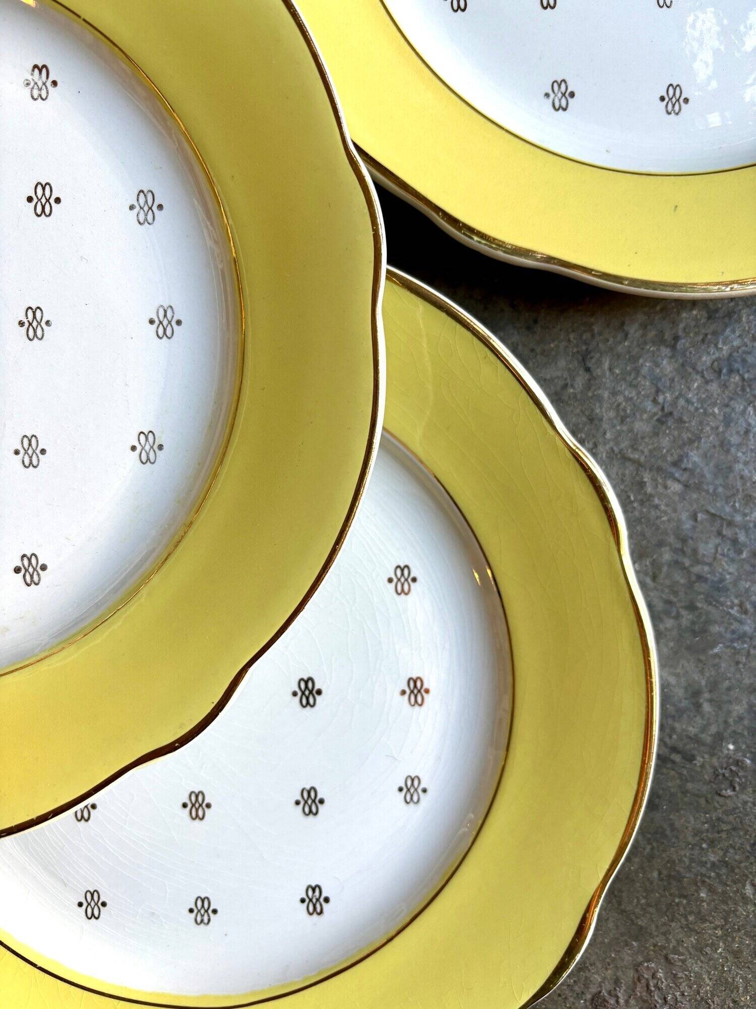 6 assiettes plates Luneville en faïence jaune et dorée, service "Josette"