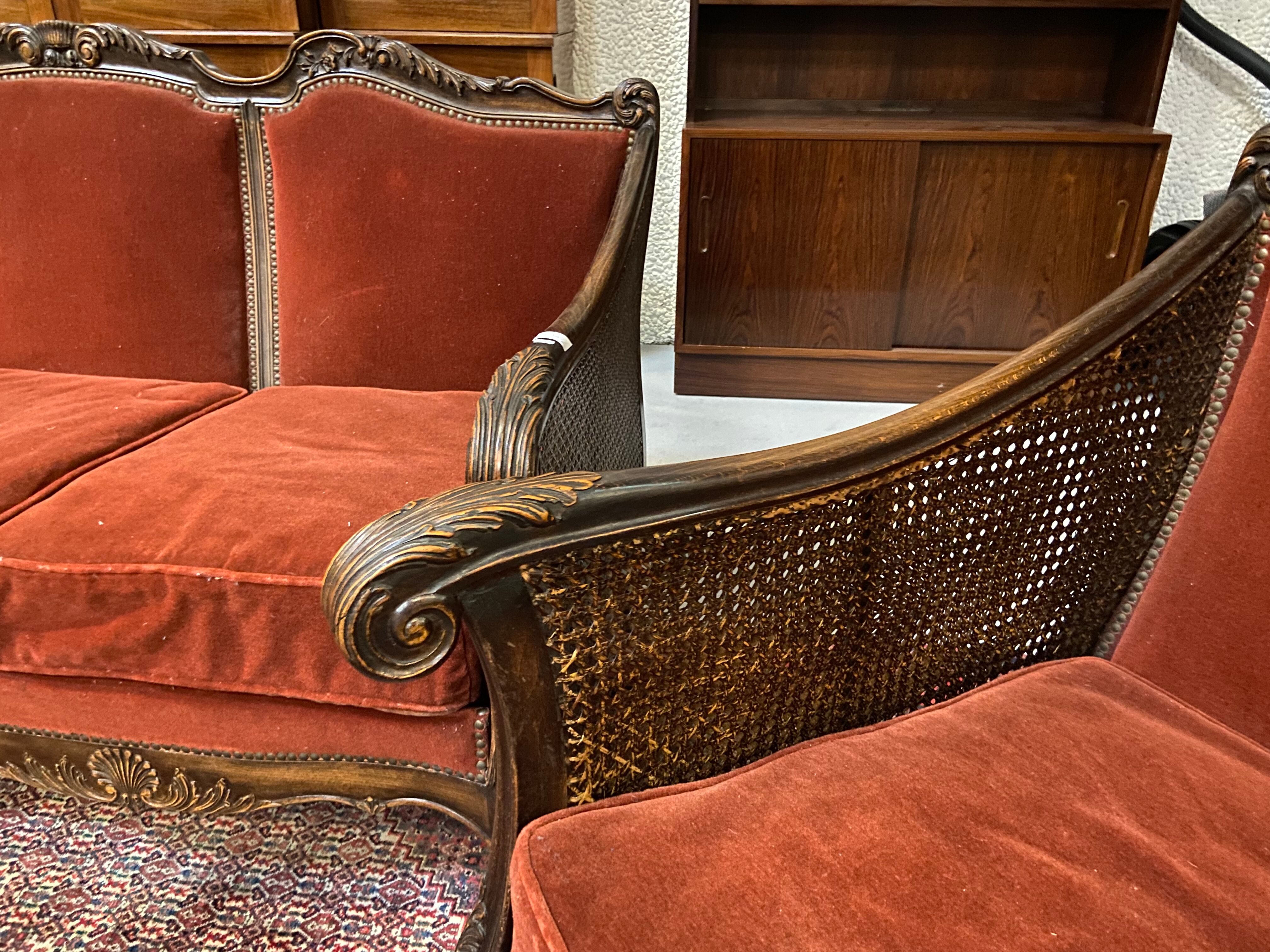 Salon baroque en velours bordeaux et bois