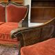 Salon baroque en velours bordeaux et bois