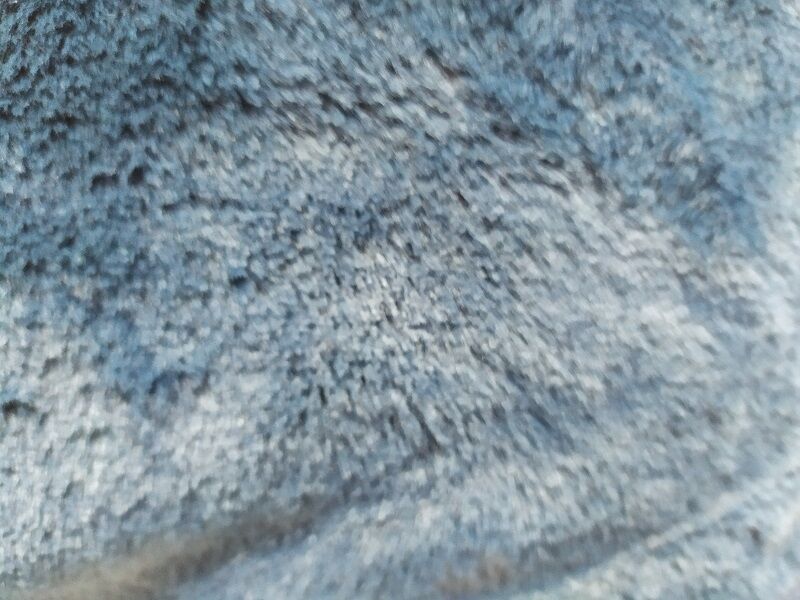 Coussin en fourrure synthétique bleu canard