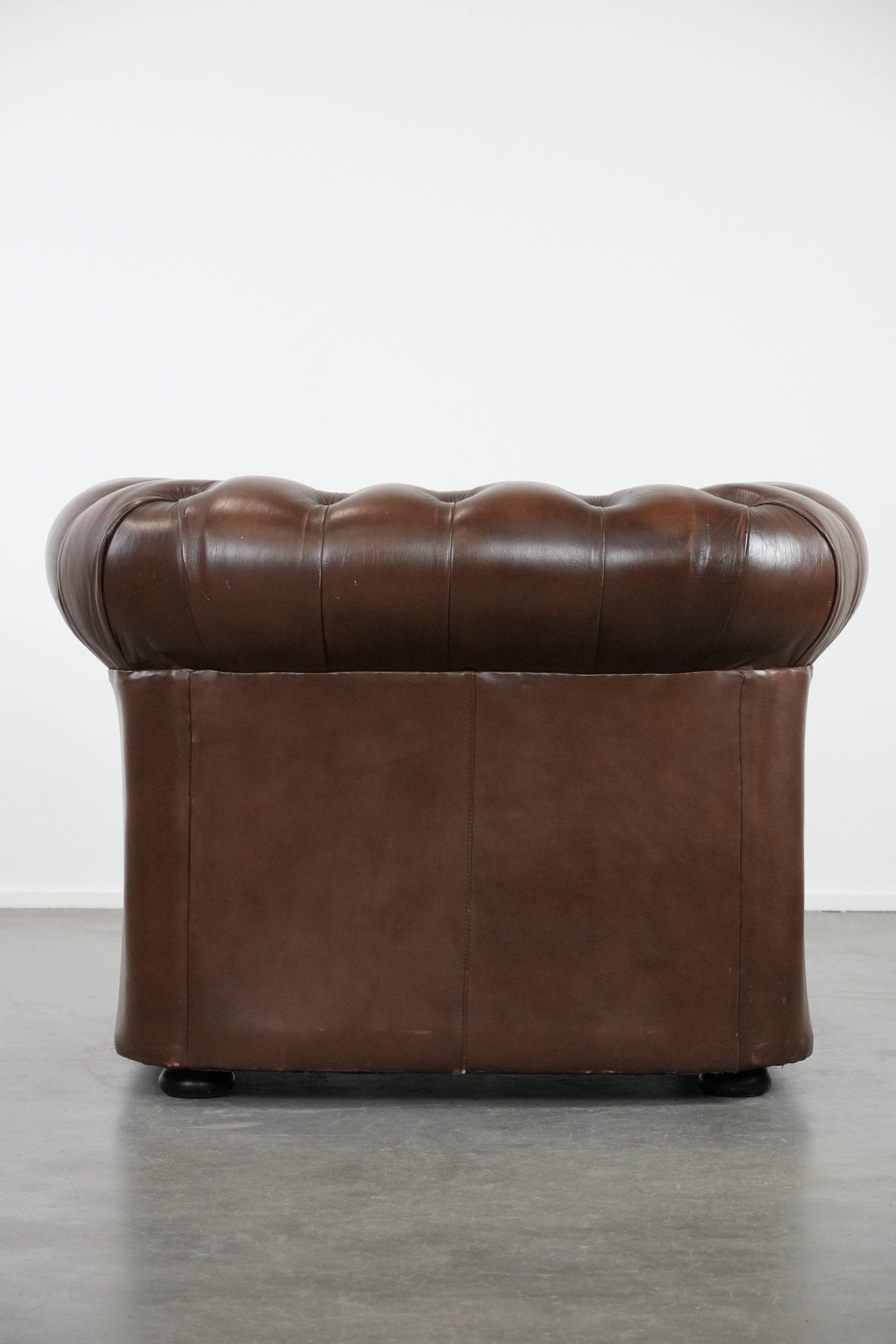 Fauteuil club Chesterfield en cuir de vachette marron de style anglais