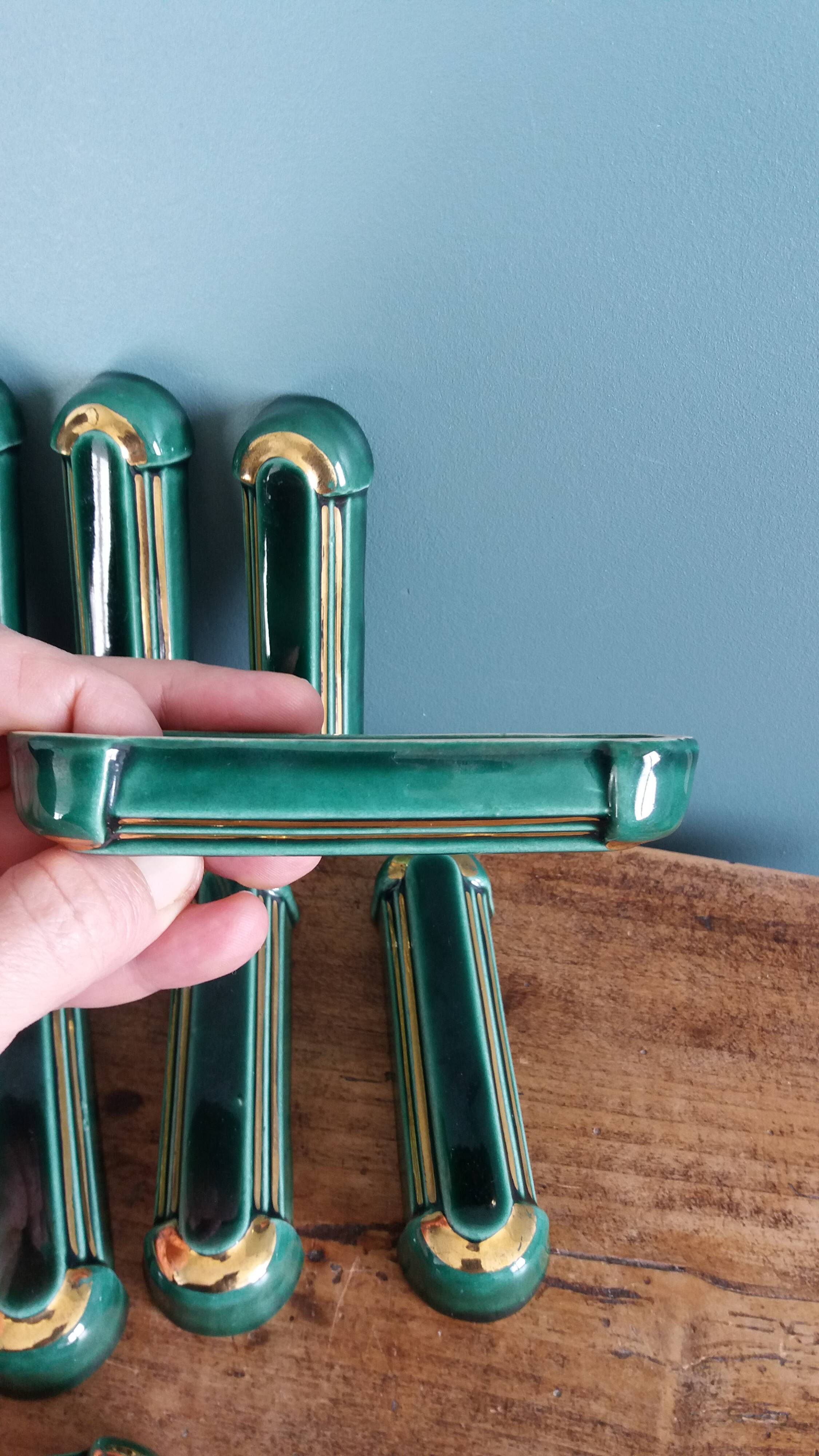 Poët Laval knife rest in emerald green ceramic and gold.
