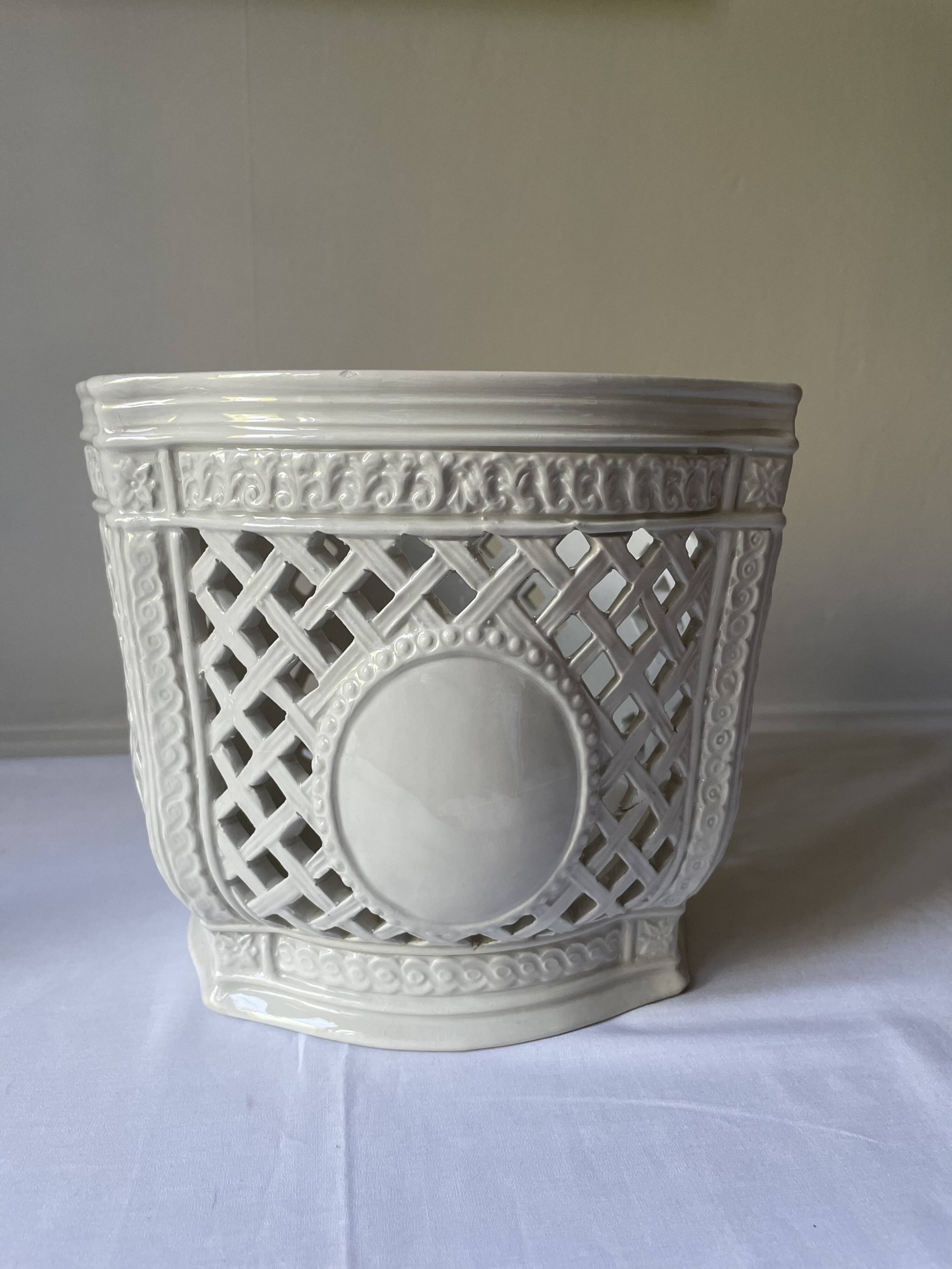 Reticulated pot cover in Italian porcelain