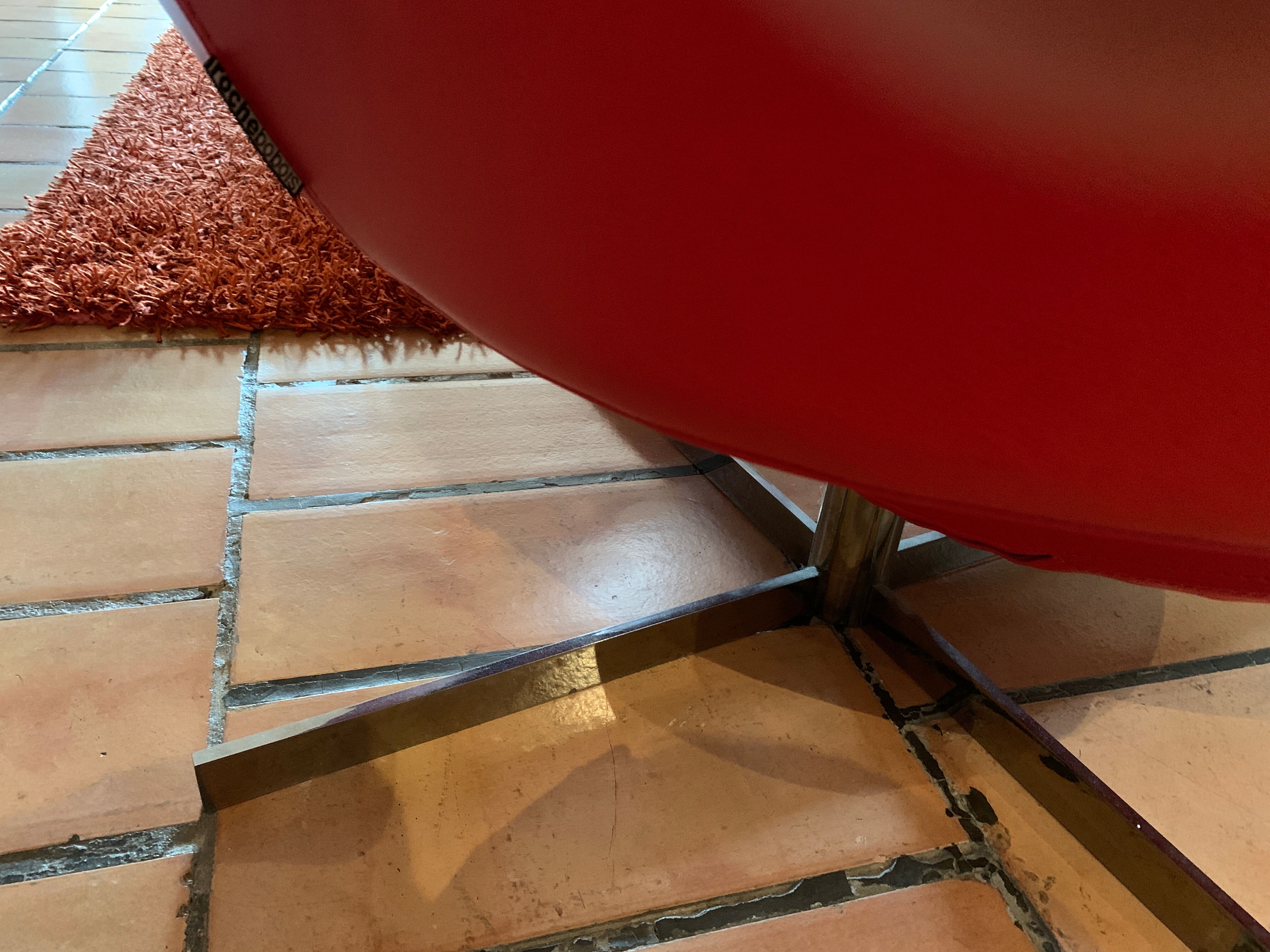 Fauteuil Roche Bobois en cuir rouge