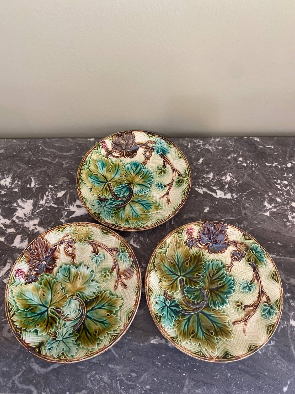 3 assiettes en barbotine