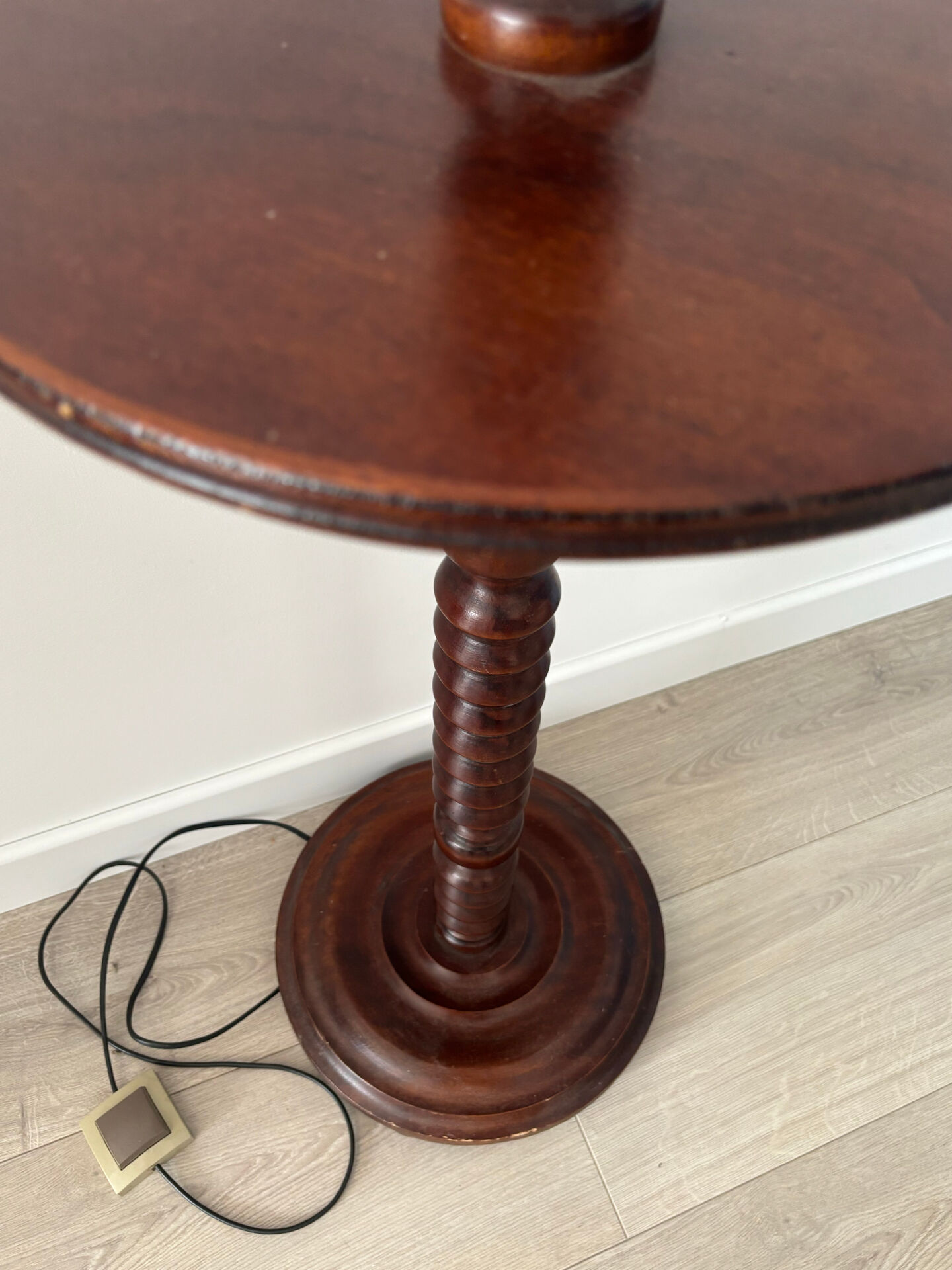 Lampadaire vintage en bois tourné avec tablette intégrée 