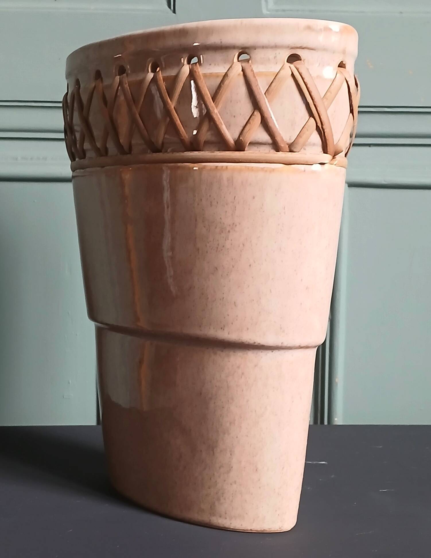 Vase plat en céramique ajourée & rotin tressé.