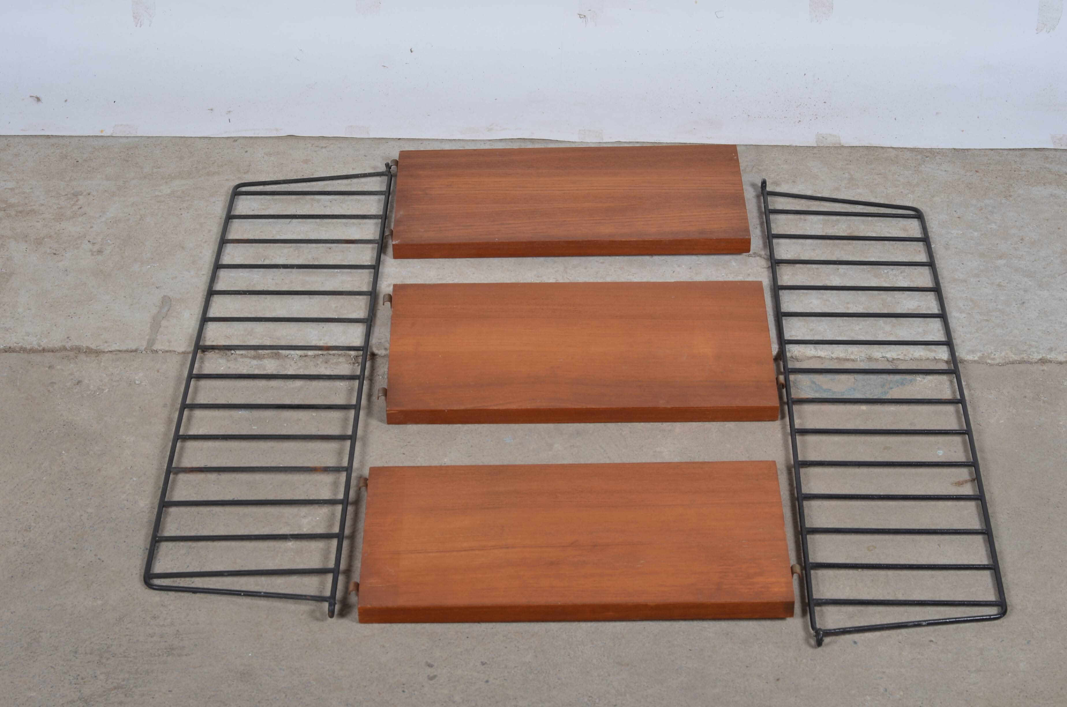 String shelves 3 wooden shelves