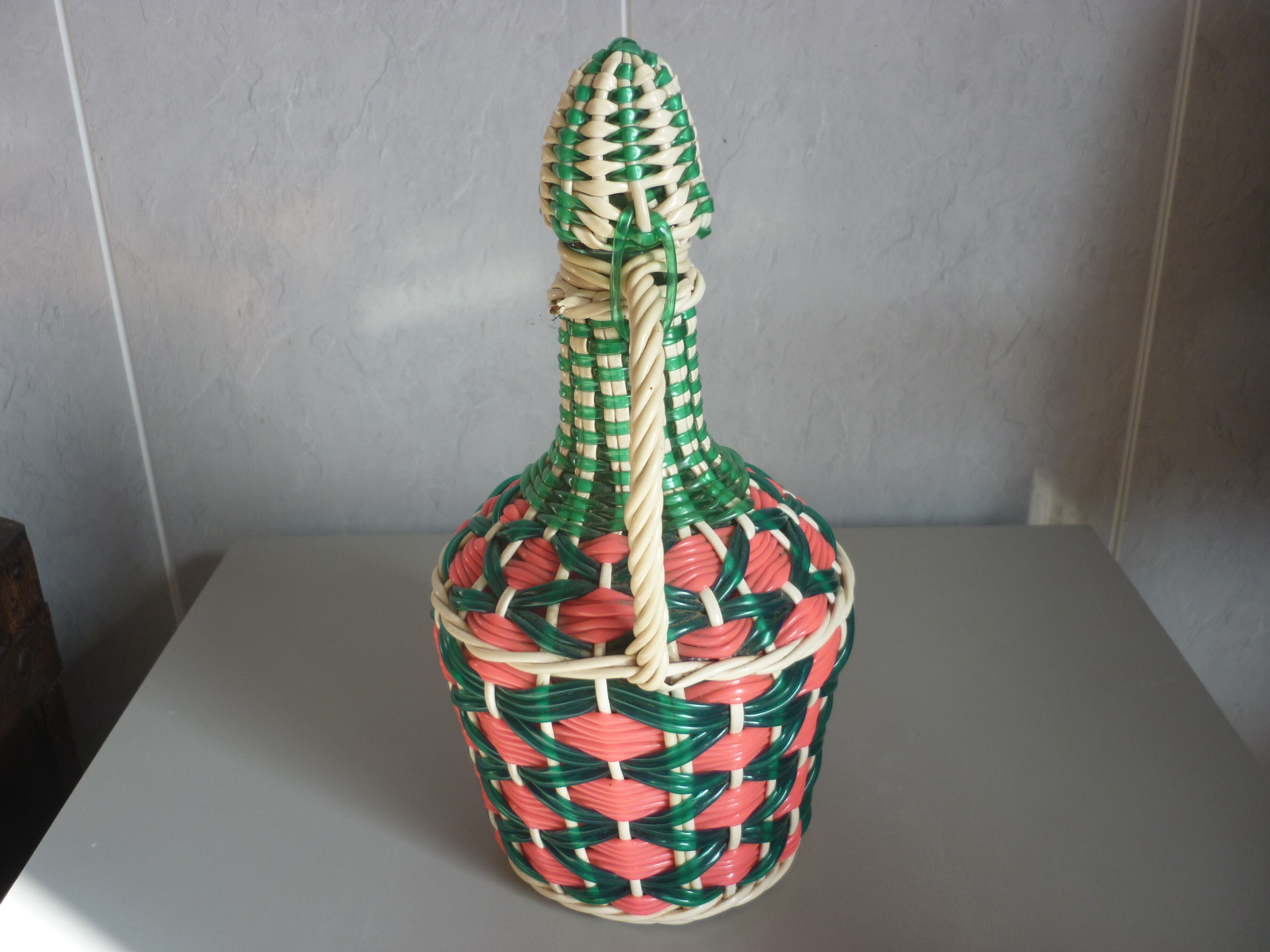 Bouteille fils scoubidou vert et rose