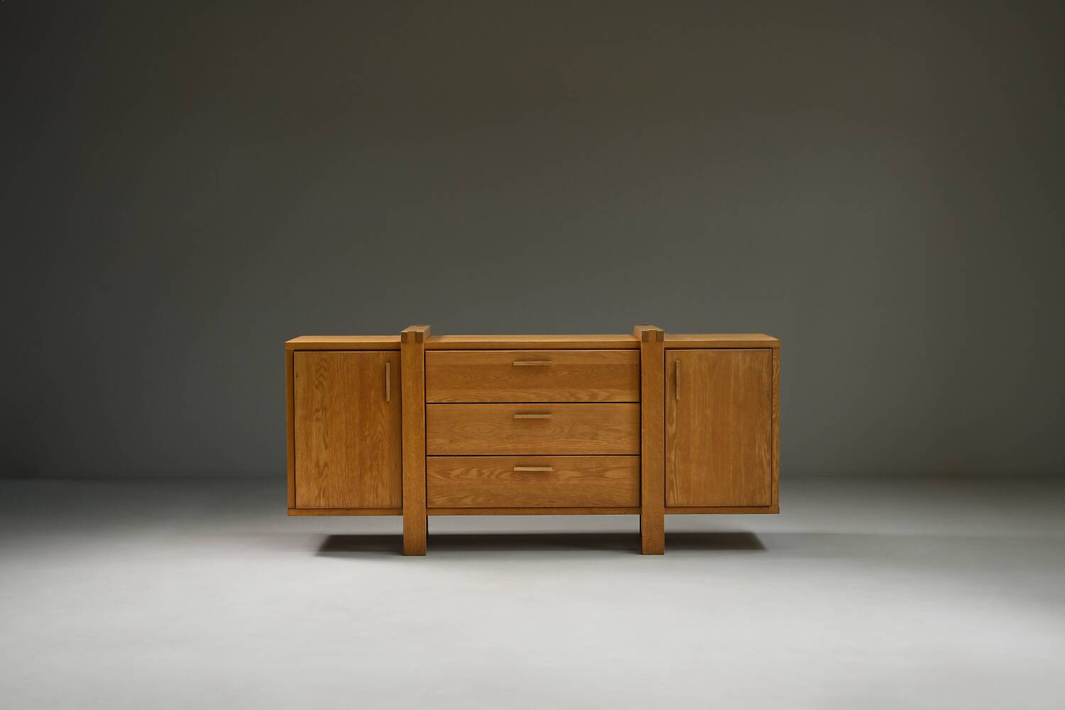 Buffet en chêne au design brutaliste, Belgique.