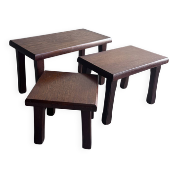 Ensemble de trois tables gigognes brutalistes, années 1970.