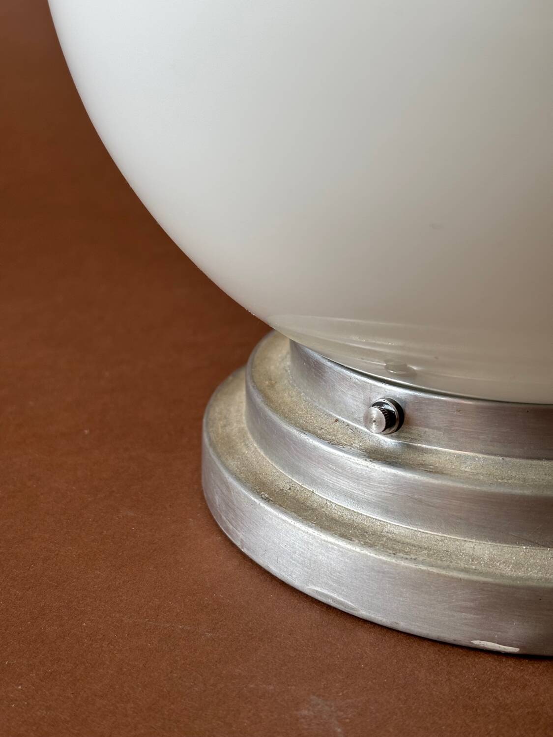 Lampe globe en opaline et aluminium, 1950