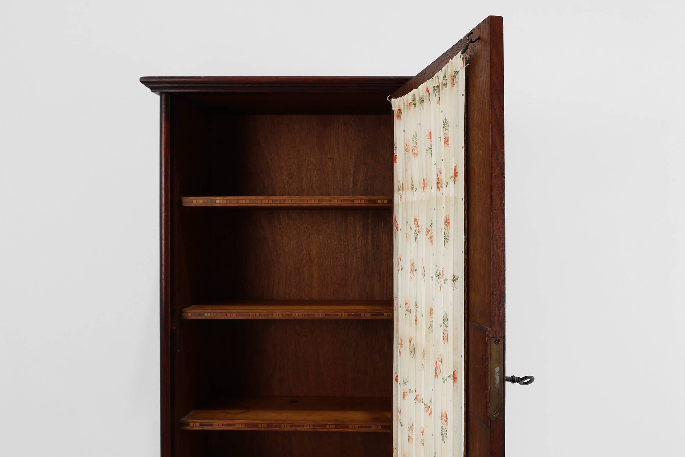 Armoire haute Art Déco française avec porte vitrée et compartiment caché, vers 1910