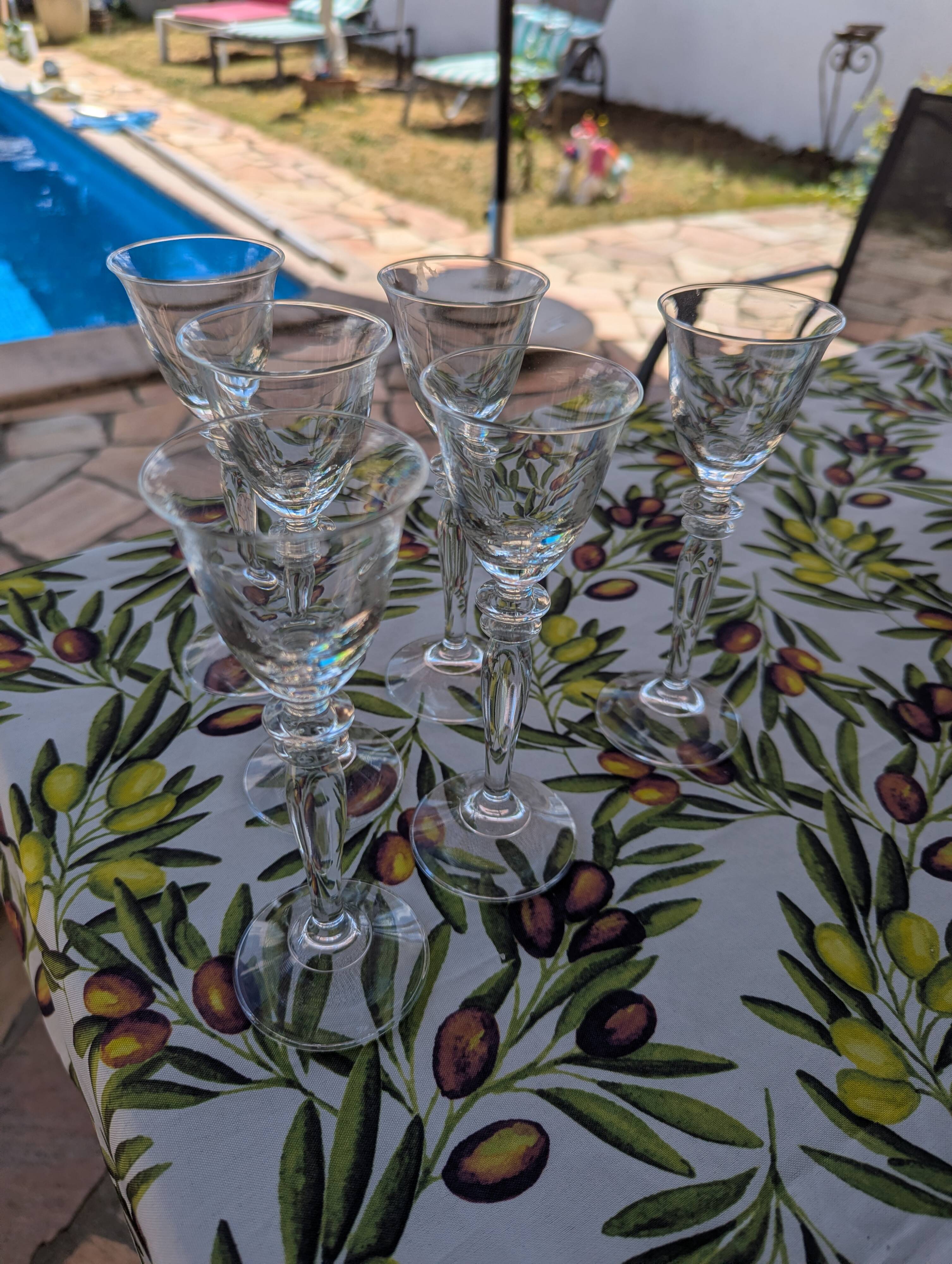 Footed liqueur glasses