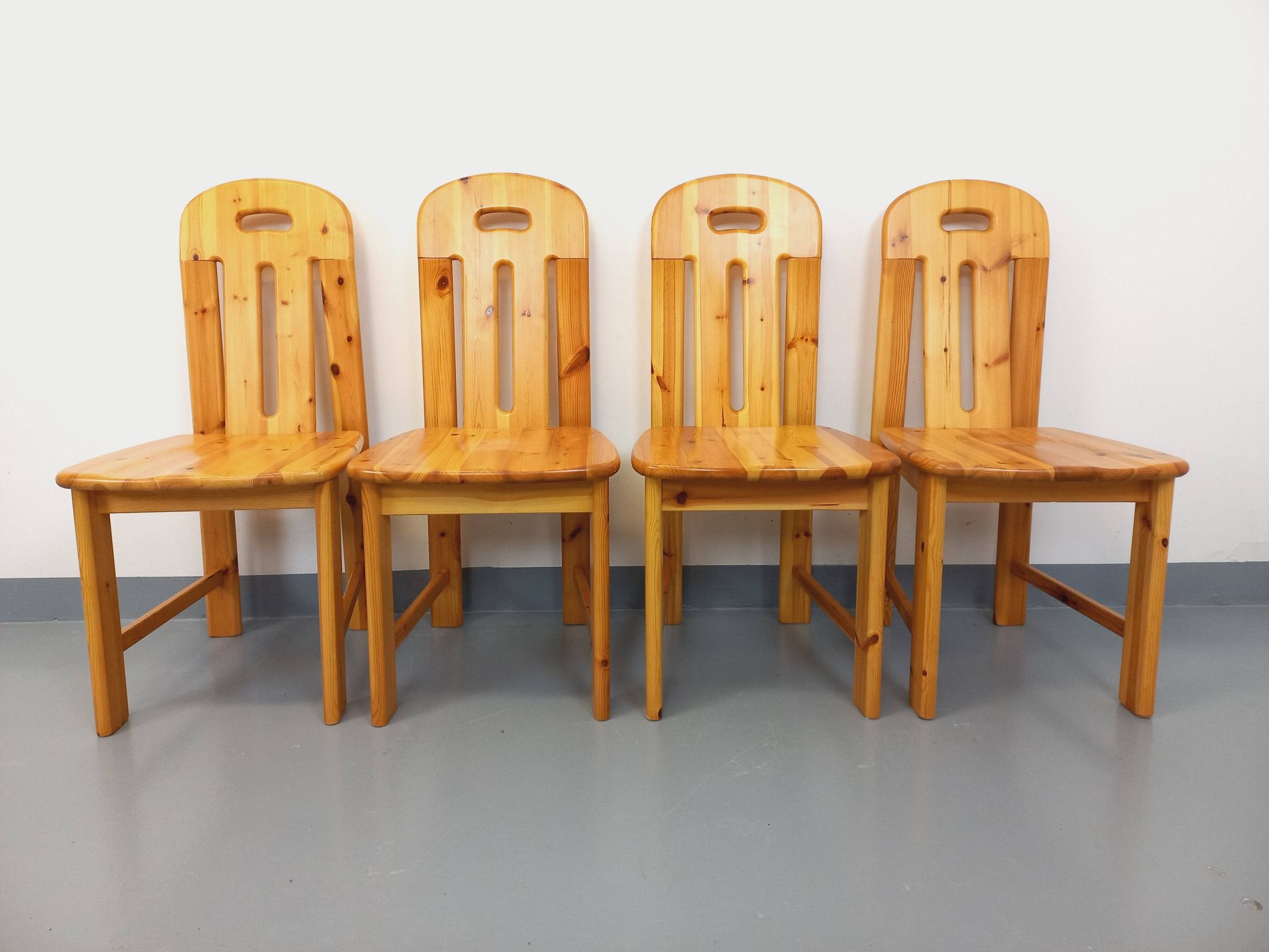 Suite de 4 chaises vintage en pin des années 70 80