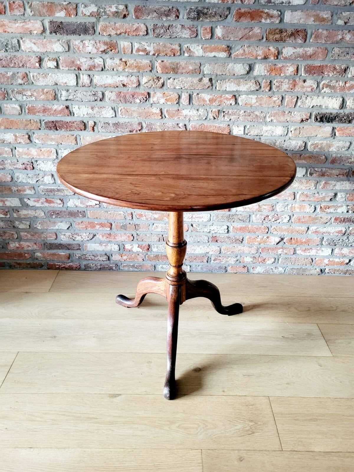 English table with a tilting top, 19th century.