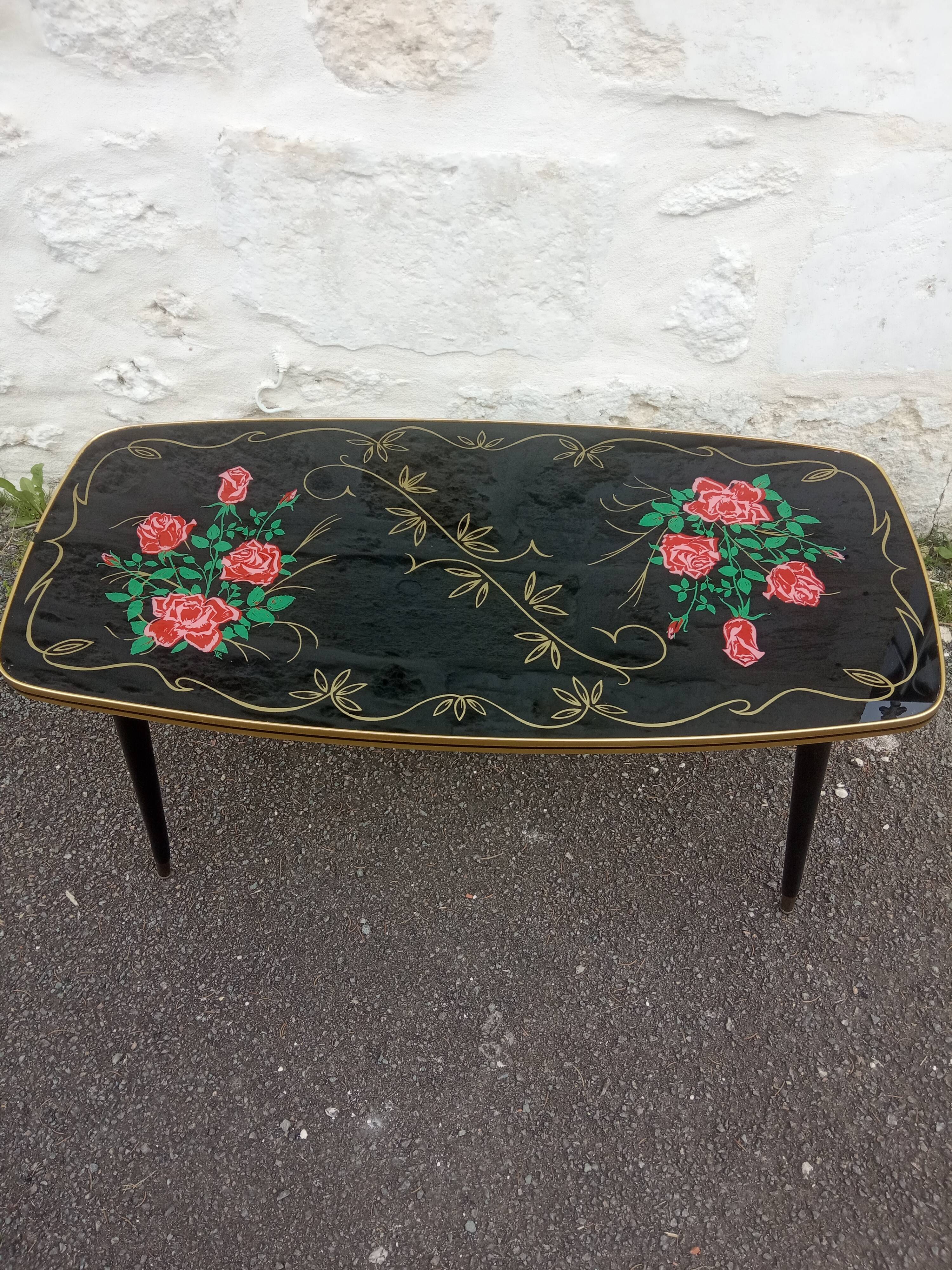 Vintage coffee table floral pattern