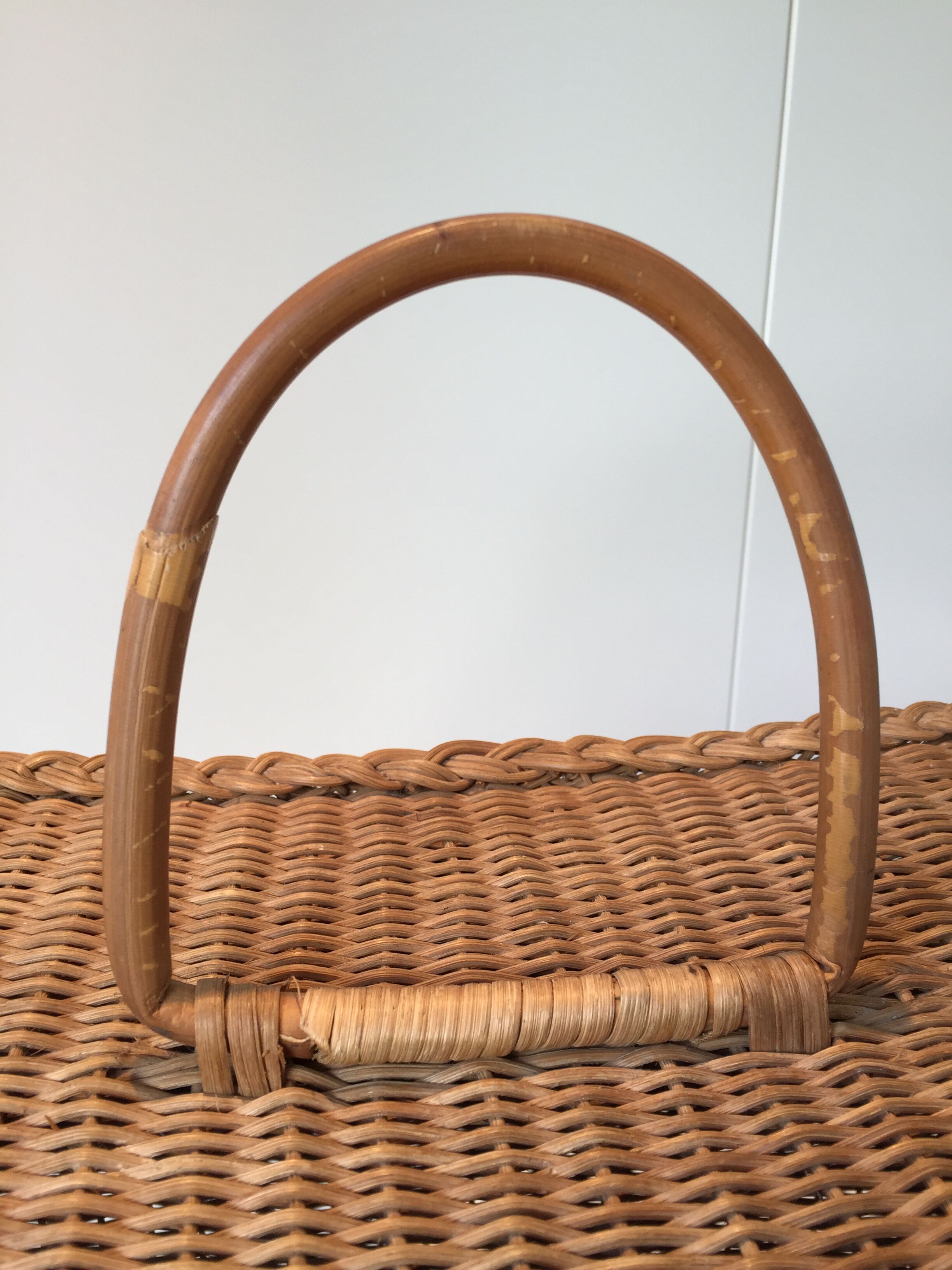 Wicker basket or box to the 1950s couture
