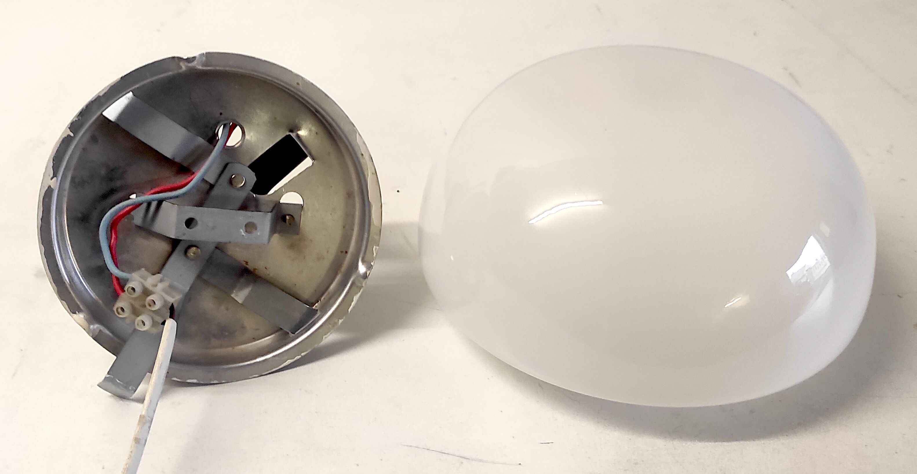 Ceiling lamp or wall lamp in opaline glass