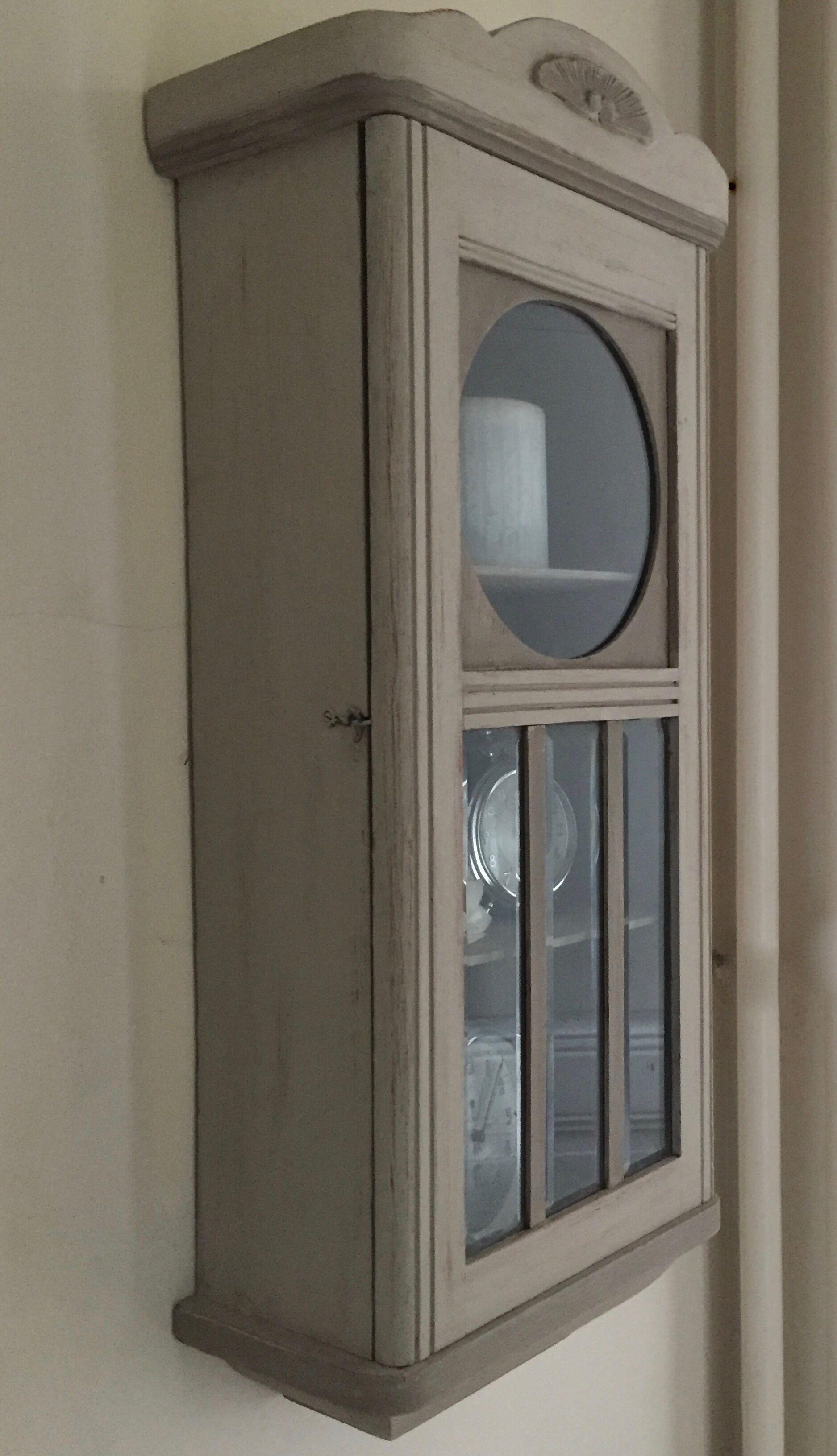 Showcase with bevelled glasses