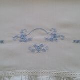 Drap ancien brodé bleu pour bébé