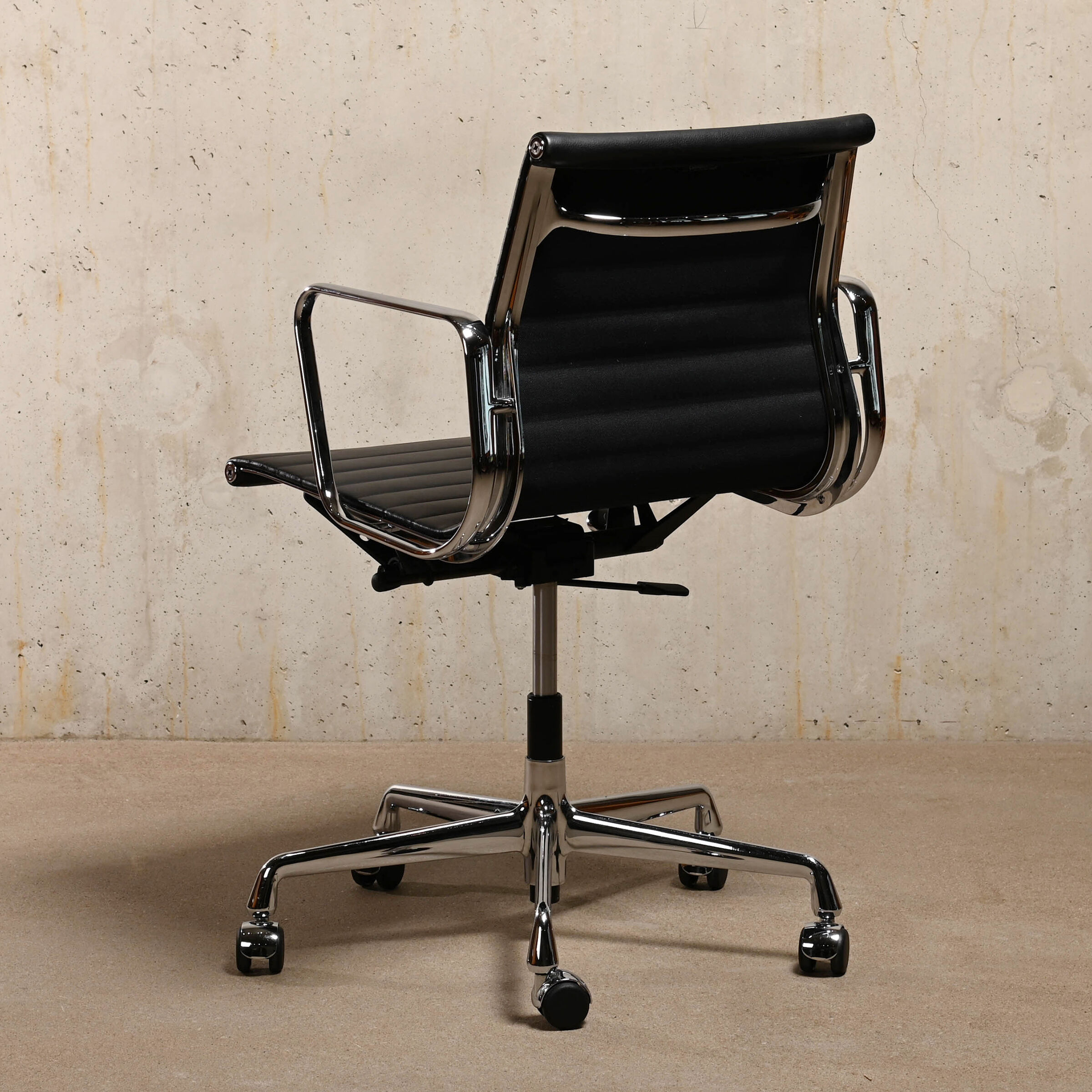 Charles & Ray Eames EA117 Office Chair in Black Leather and Chrome, Vitra