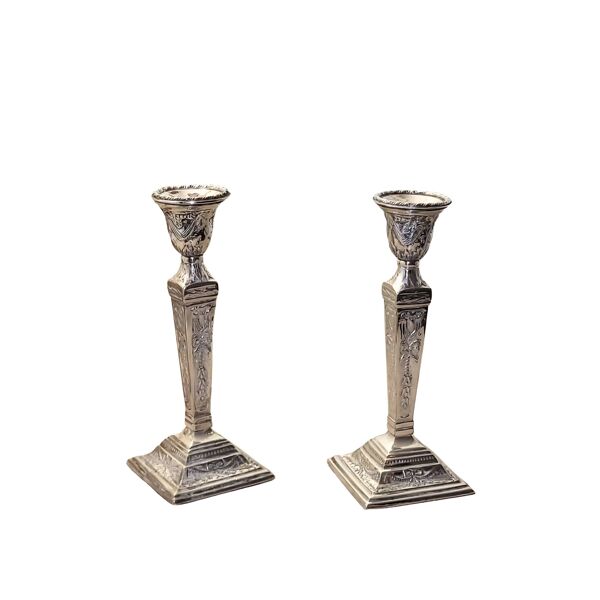 Paire de chandeliers métal argenté – décor Louis XVI – Angleterre XIXe