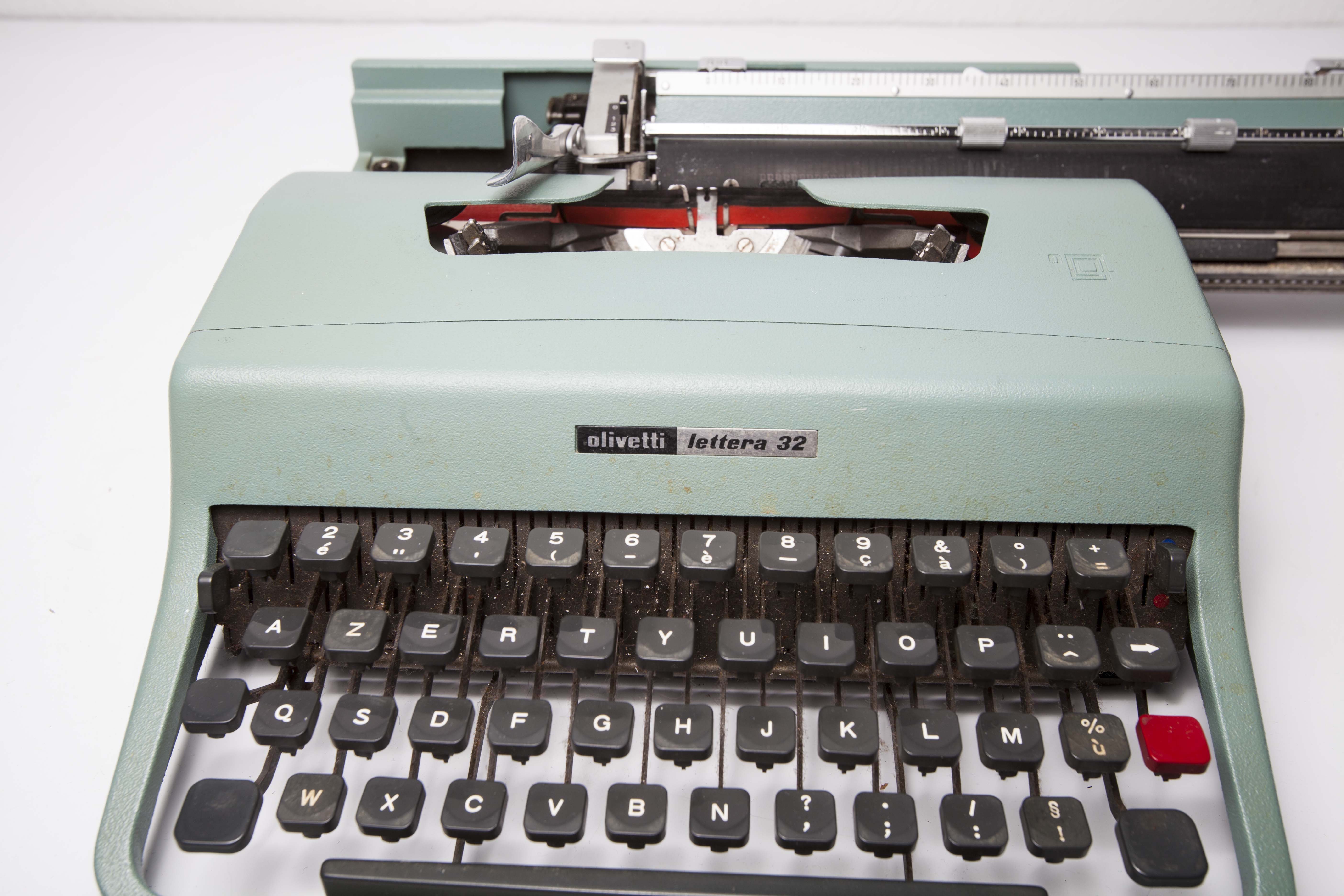 Typewriter olivetti lettera 32