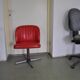 Chaise pivotante vintage skaï rouge et métal, années 50, style bureau industriel