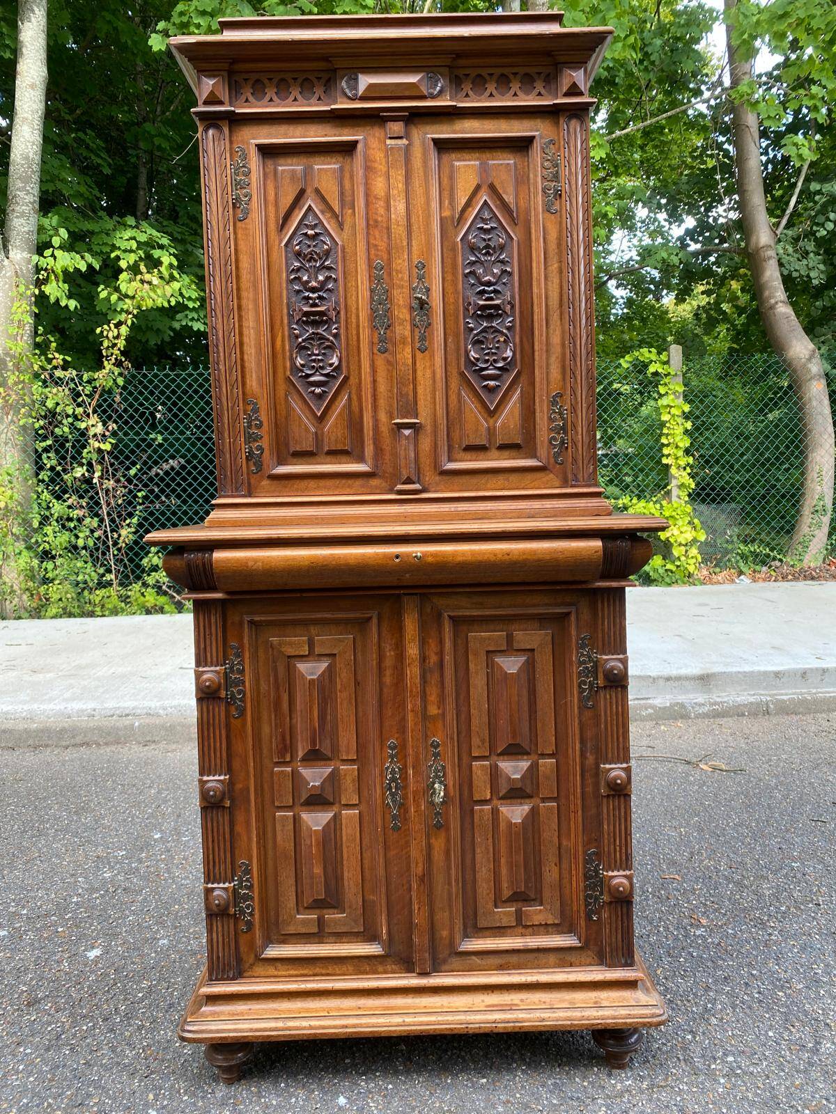 Renaissance sideboard with recess, 17th century, in carved walnut, 177cm
