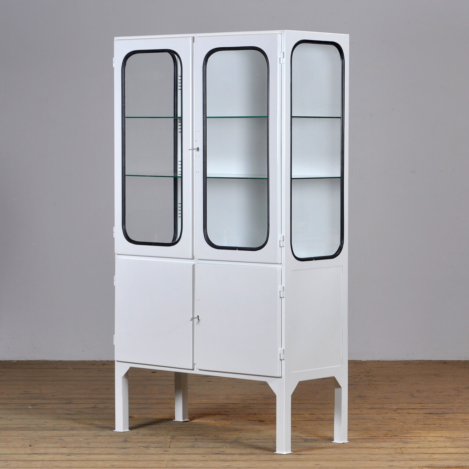 Vitrine médicale en verre et fer, années 1970