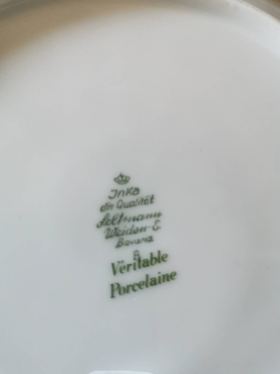 Round dish in Bavaria Porcelain, White and Gold