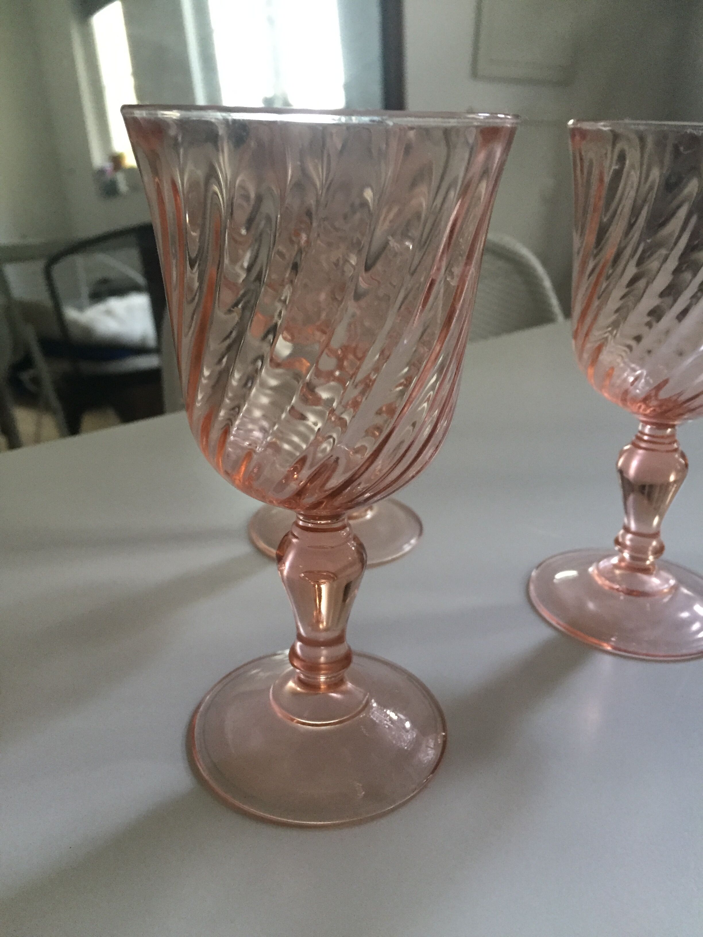 Trio de verres sur pied rose