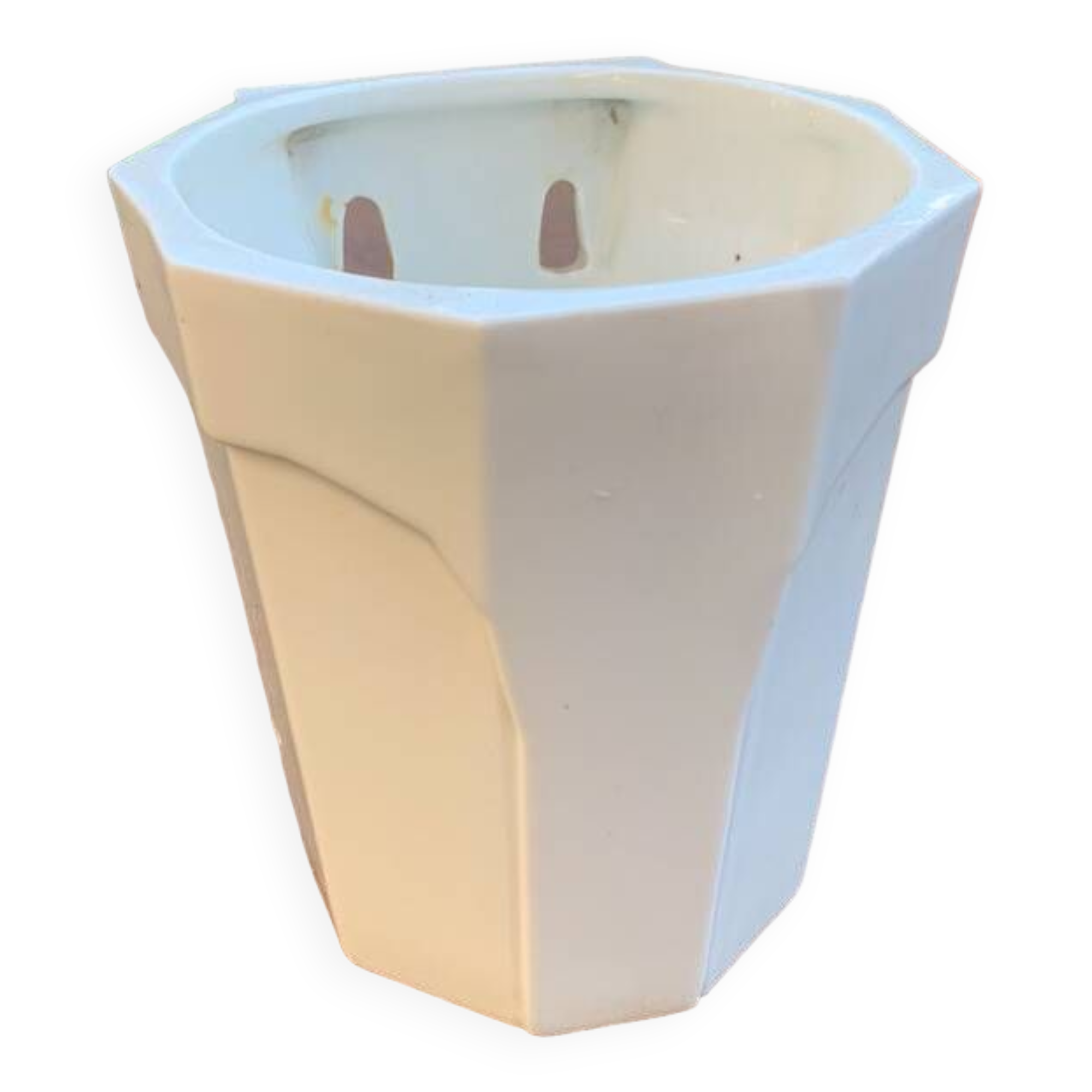 Wall-mounted cache-pot in white porcelain
