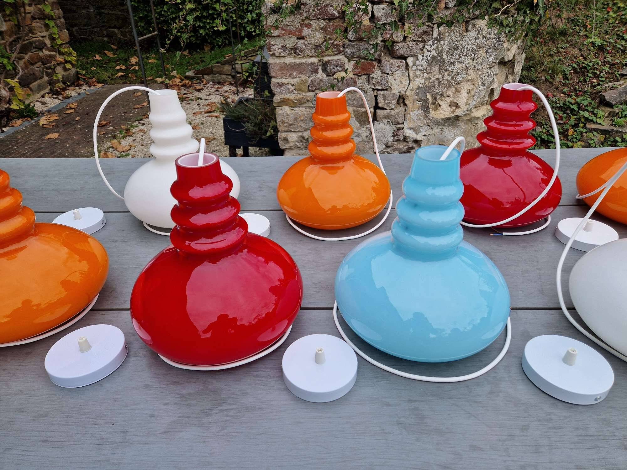 Trio de suspensions Space Age en opaline rouge, Peill & Putzler, 1970