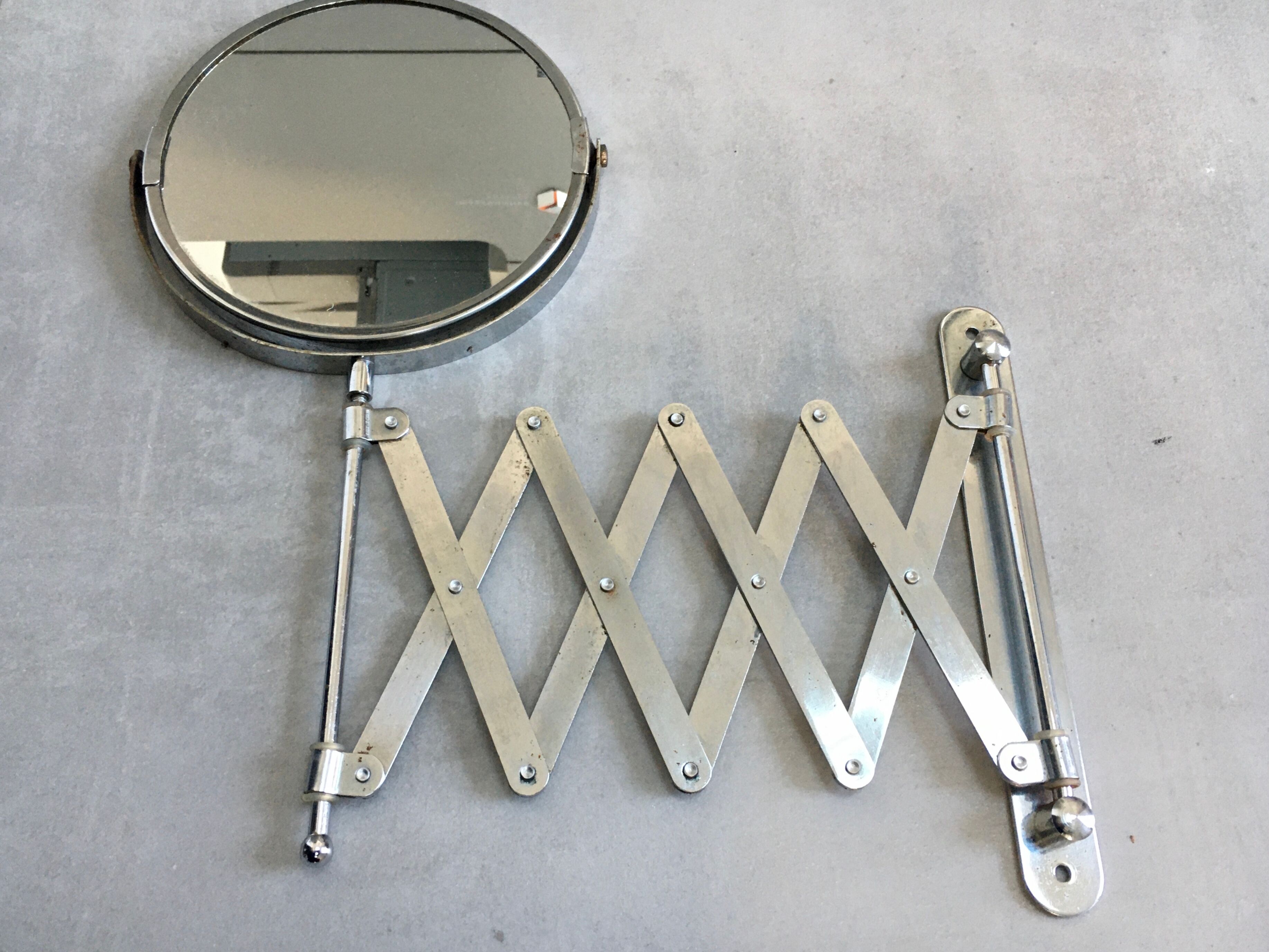 Round and articulated vintage mirror    38x33cm