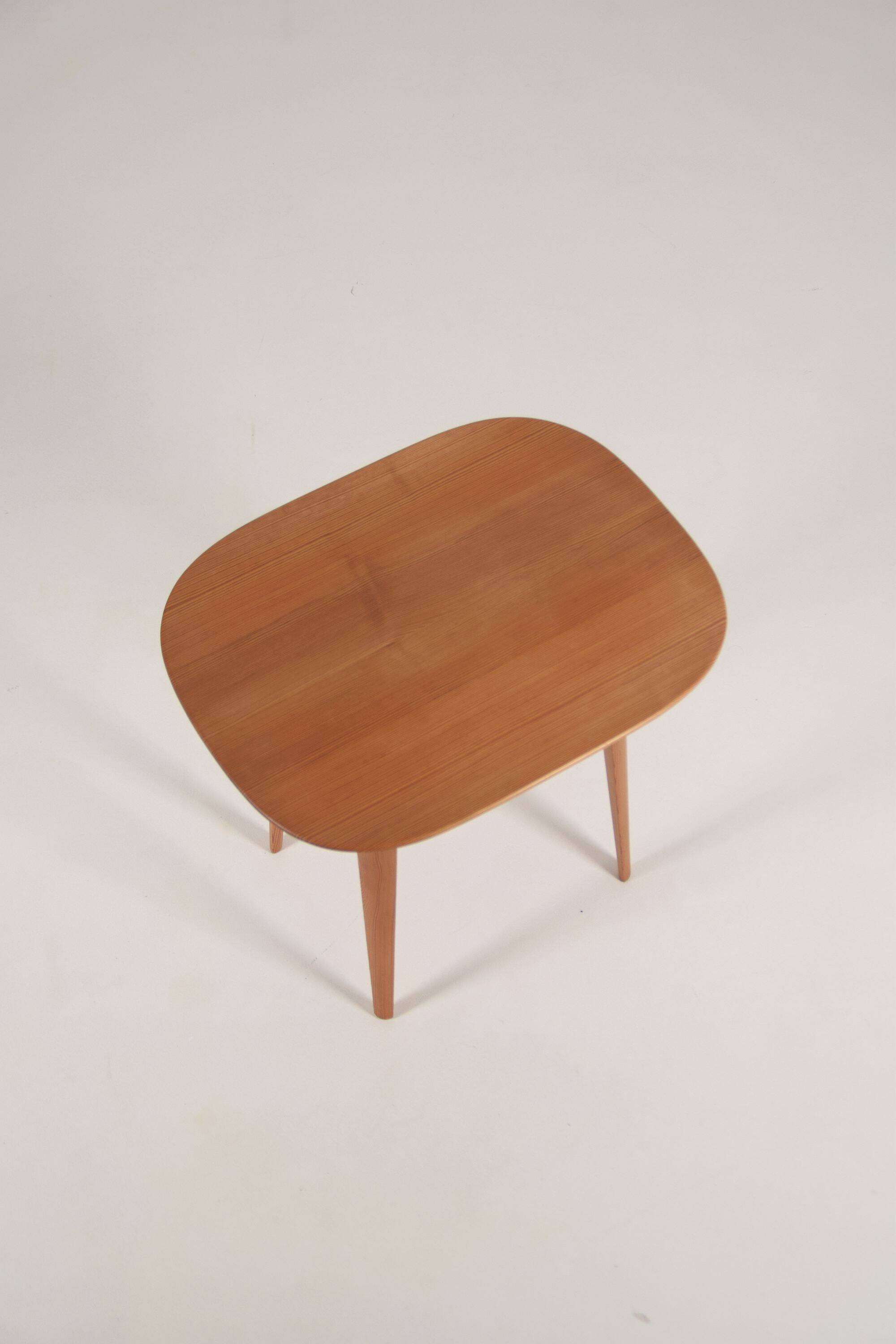 Table d'appoint suédoise Sparven conçue par Carl Malmsten, années 1950.