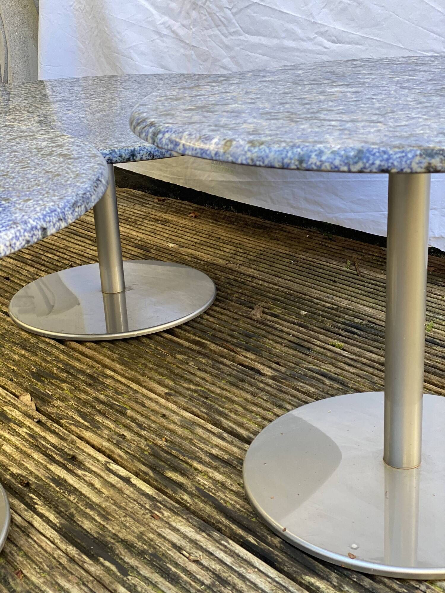 Trio de tables basses en granit et acier inoxydable