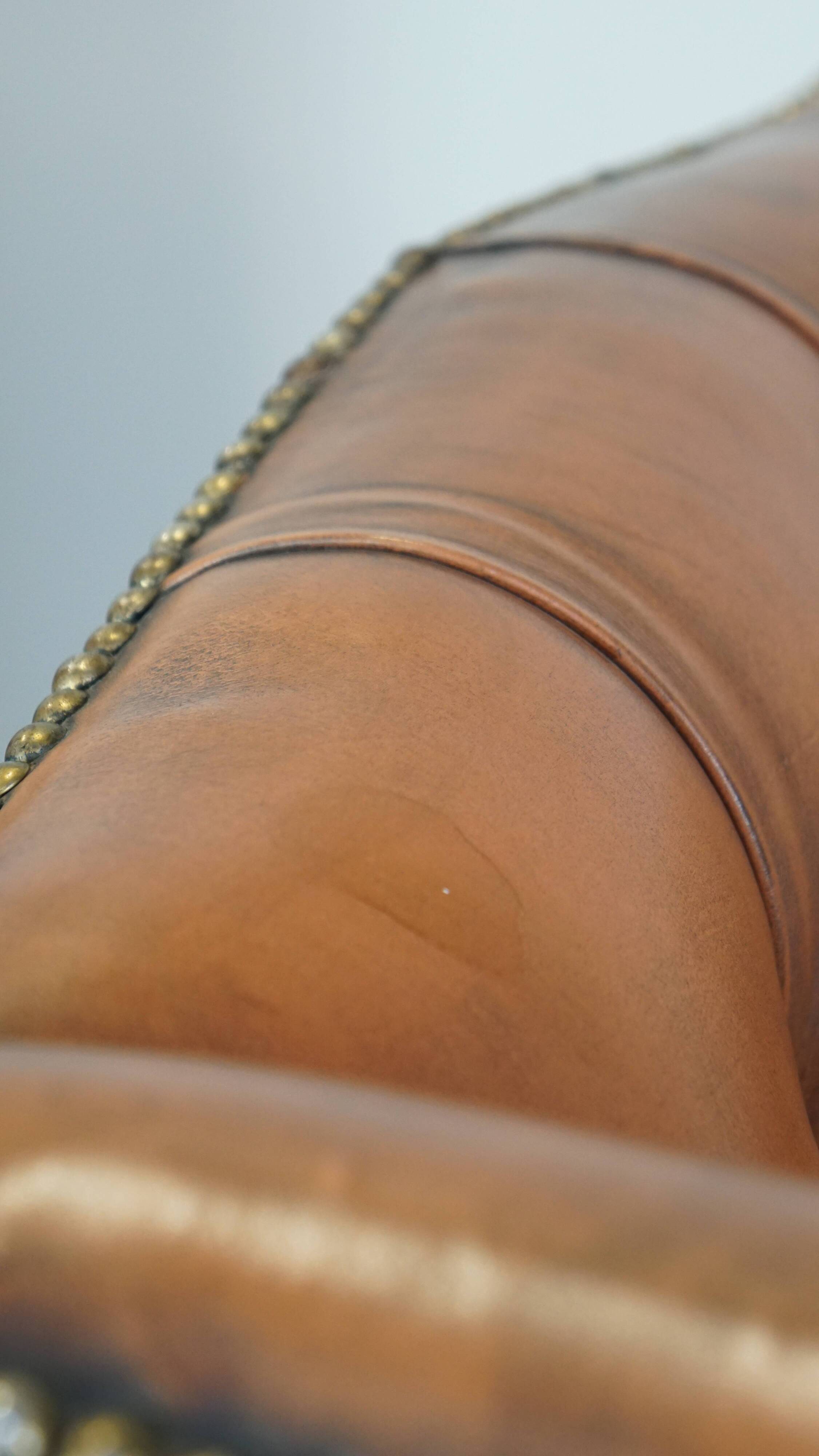 Fauteuil Chesterfield anglais classique en cuir de vachette couleur cognac clair