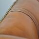 Fauteuil Chesterfield anglais classique en cuir de vachette couleur cognac clair