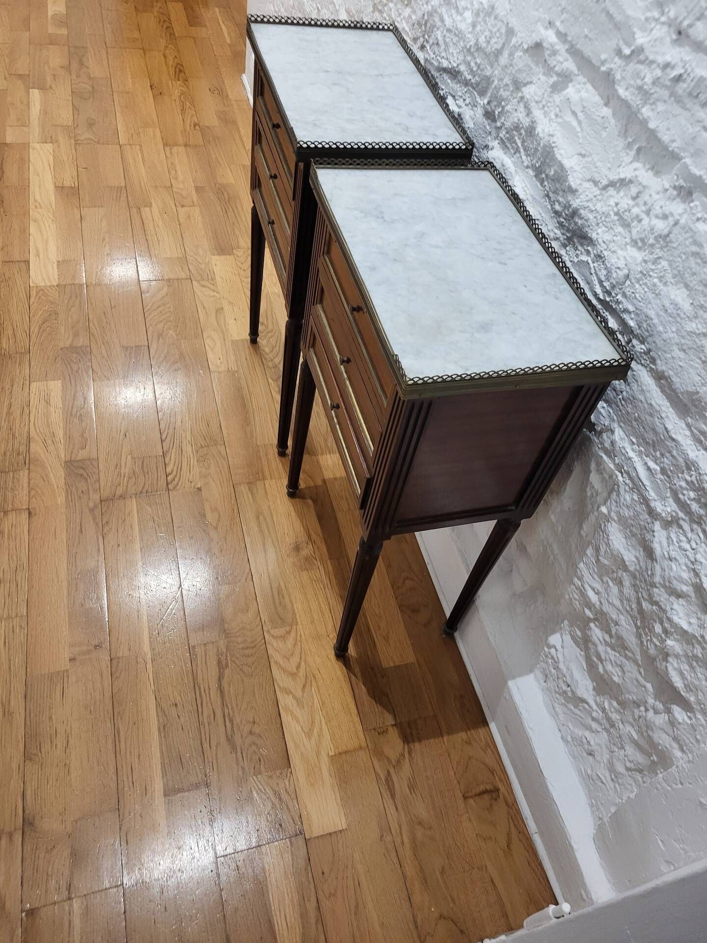 Pair of Louis XVI bedside tables in mahogany - white marble - 3 drawers - gilded