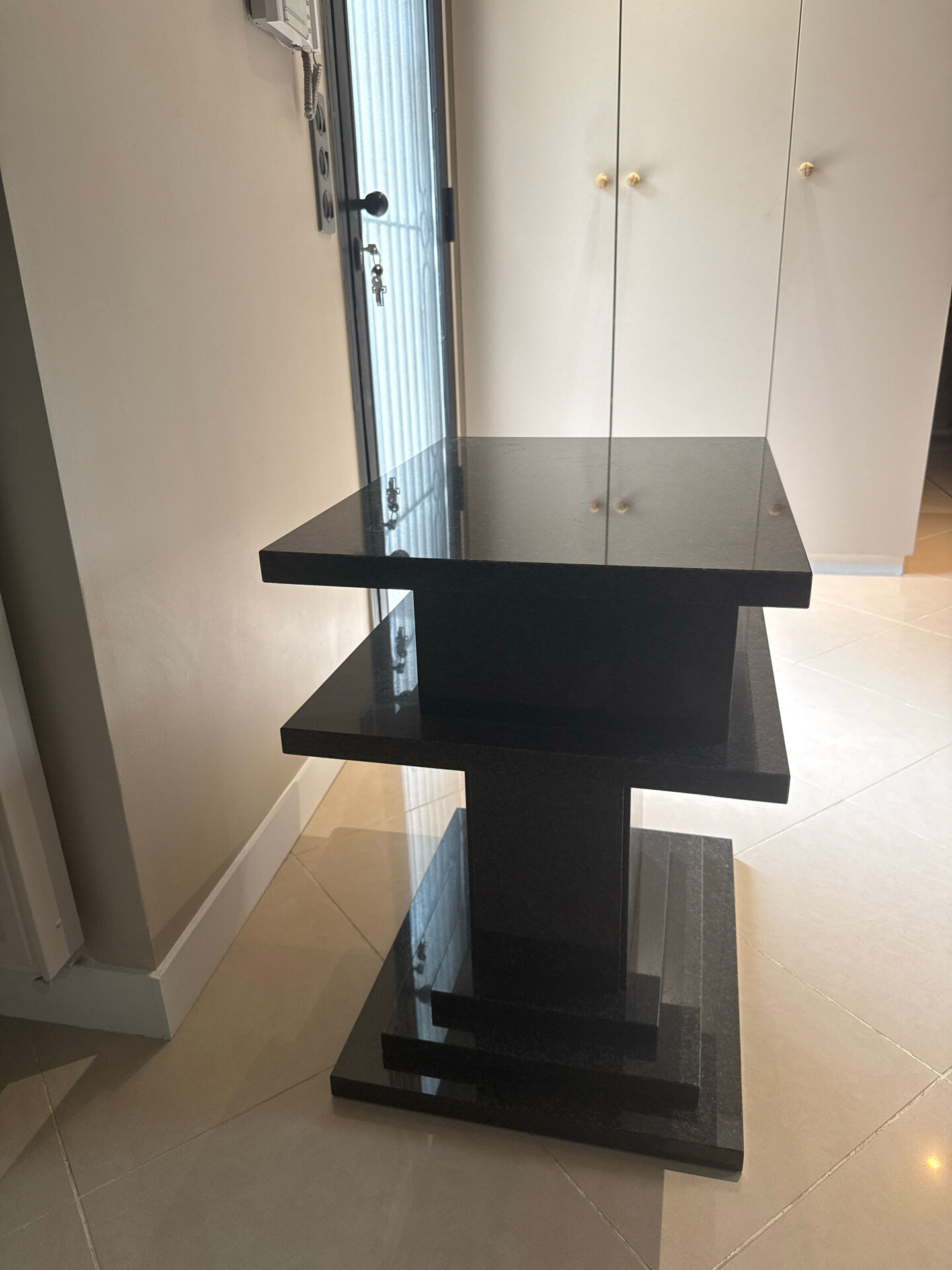 Table d’appoint / Console postmoderne en granit massif – années 1980