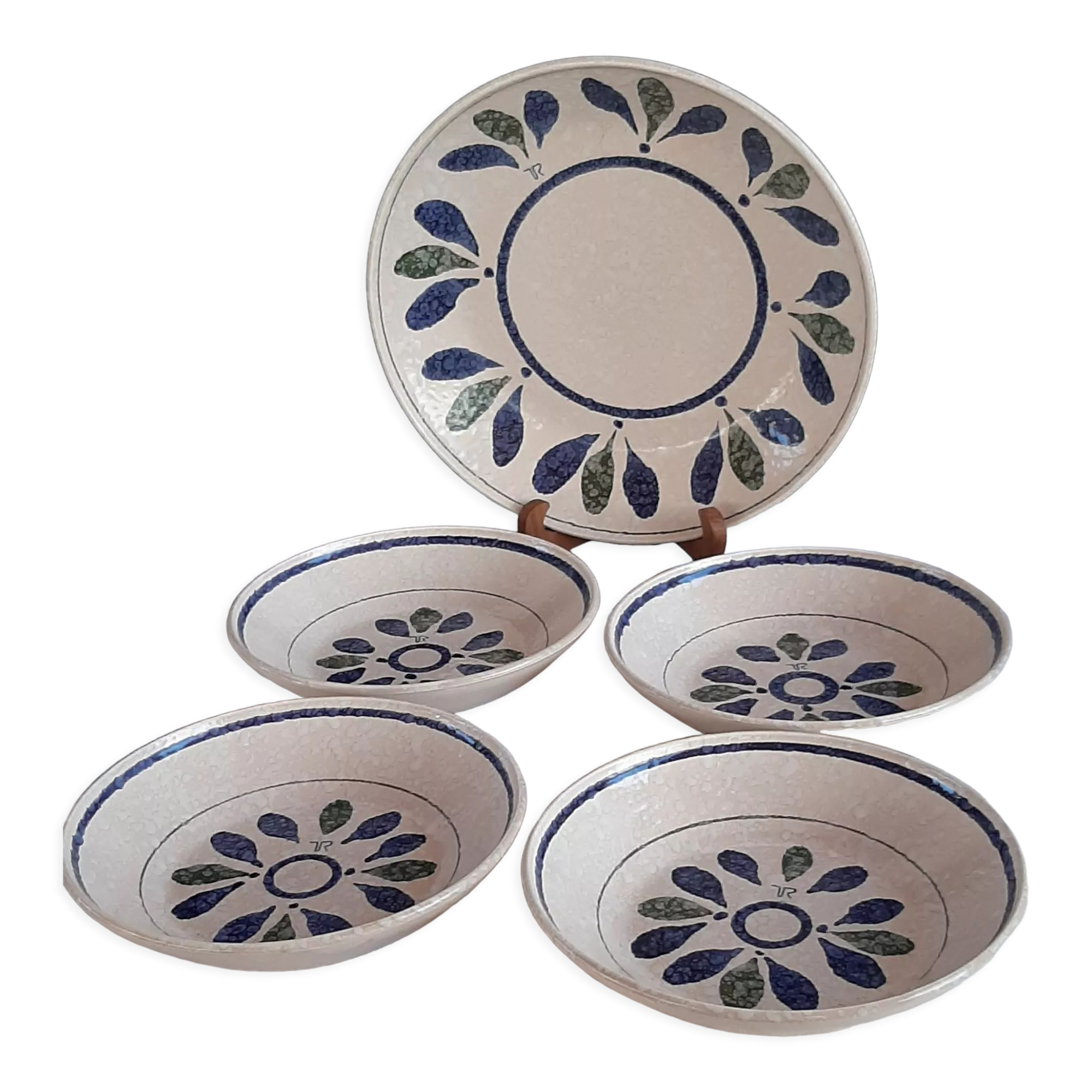 Toy Riont dish and plates